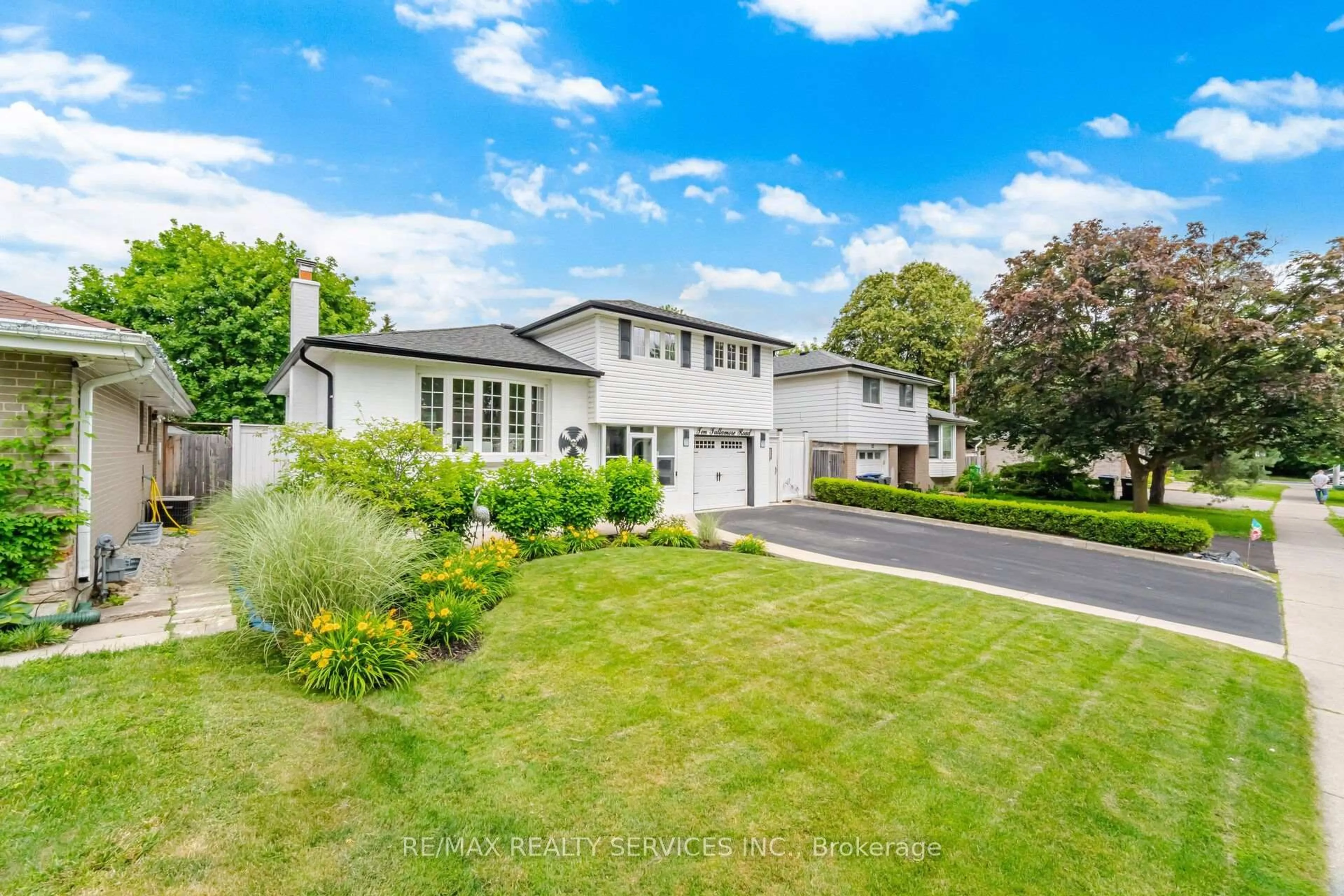 A pic from outside/outdoor area/front of a property/back of a property/a pic from drone, street for 10 Tullamore Rd, Brampton Ontario L6W 1J7