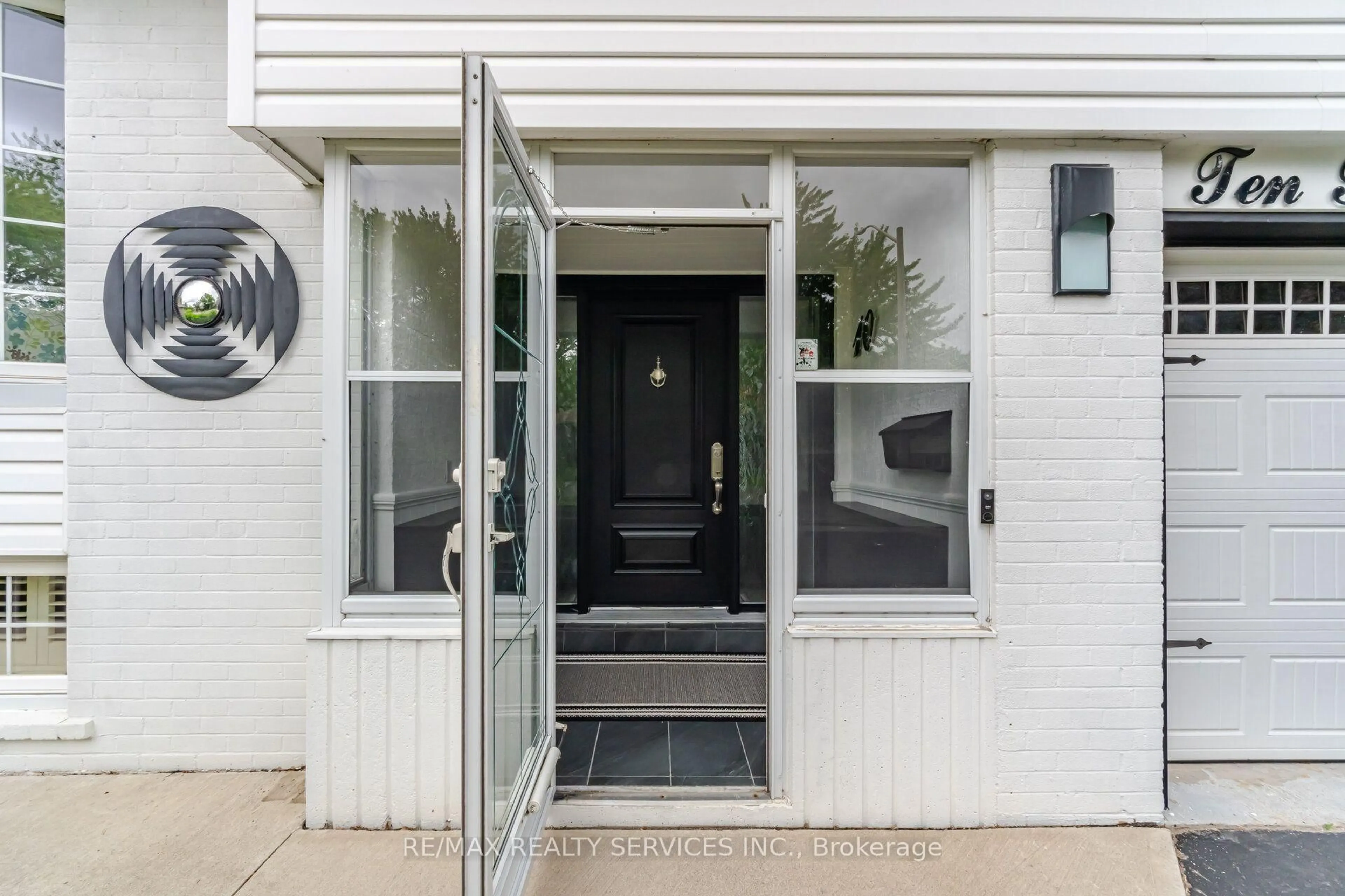 Indoor entryway for 10 Tullamore Rd, Brampton Ontario L6W 1J7