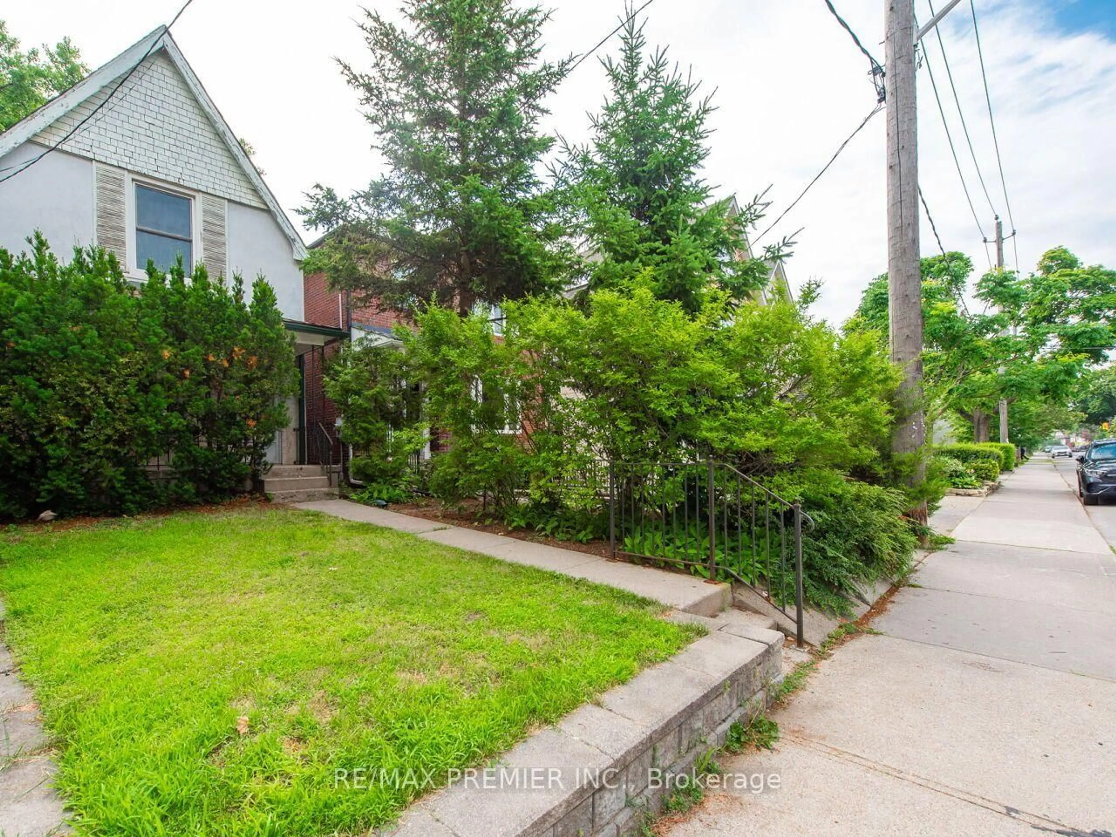 A pic from outside/outdoor area/front of a property/back of a property/a pic from drone, street for 269 Windermere Ave, Toronto Ontario M6S 3K4