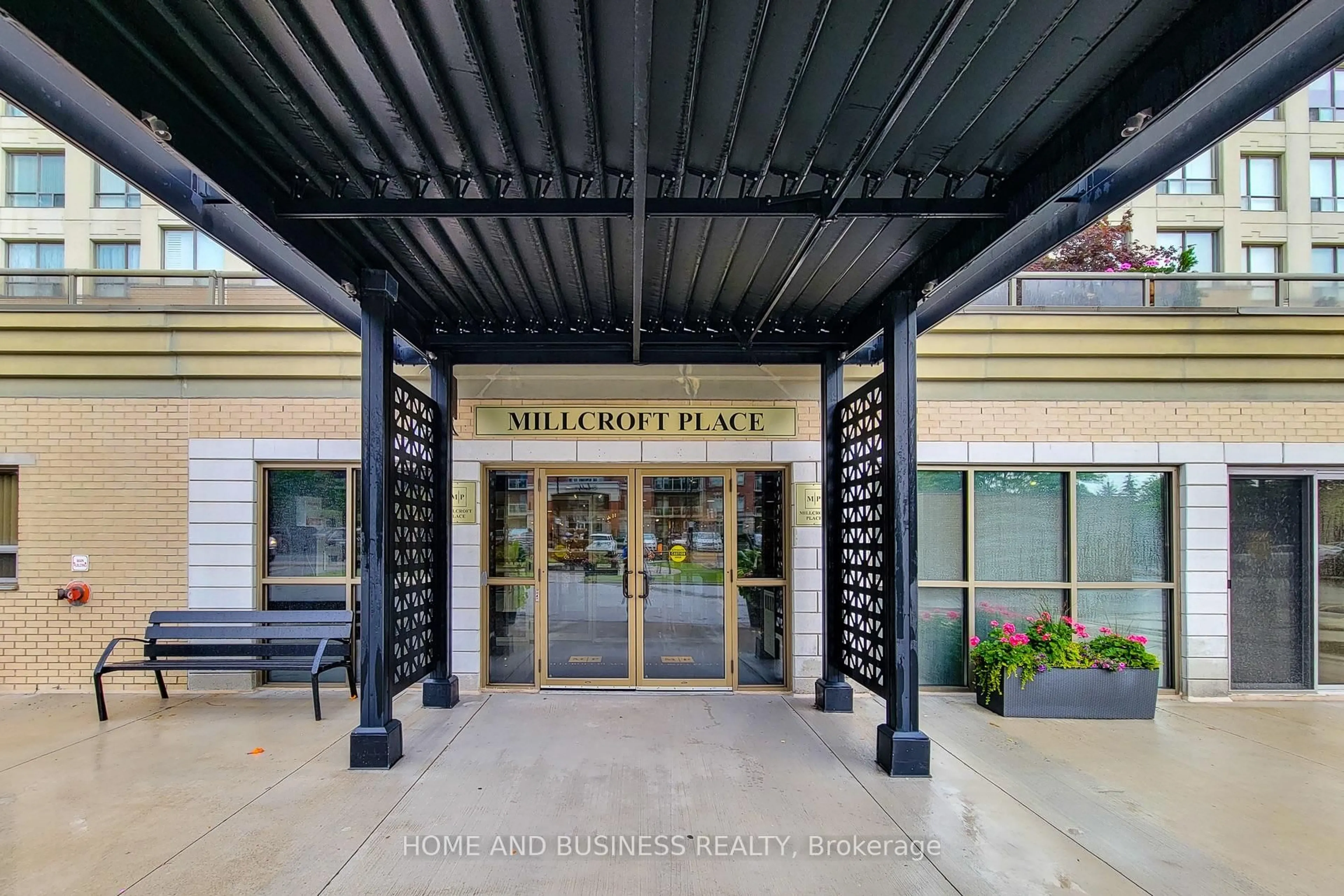 Indoor foyer for 1998 Ironstone Dr #804, Burlington Ontario L7L 7P7