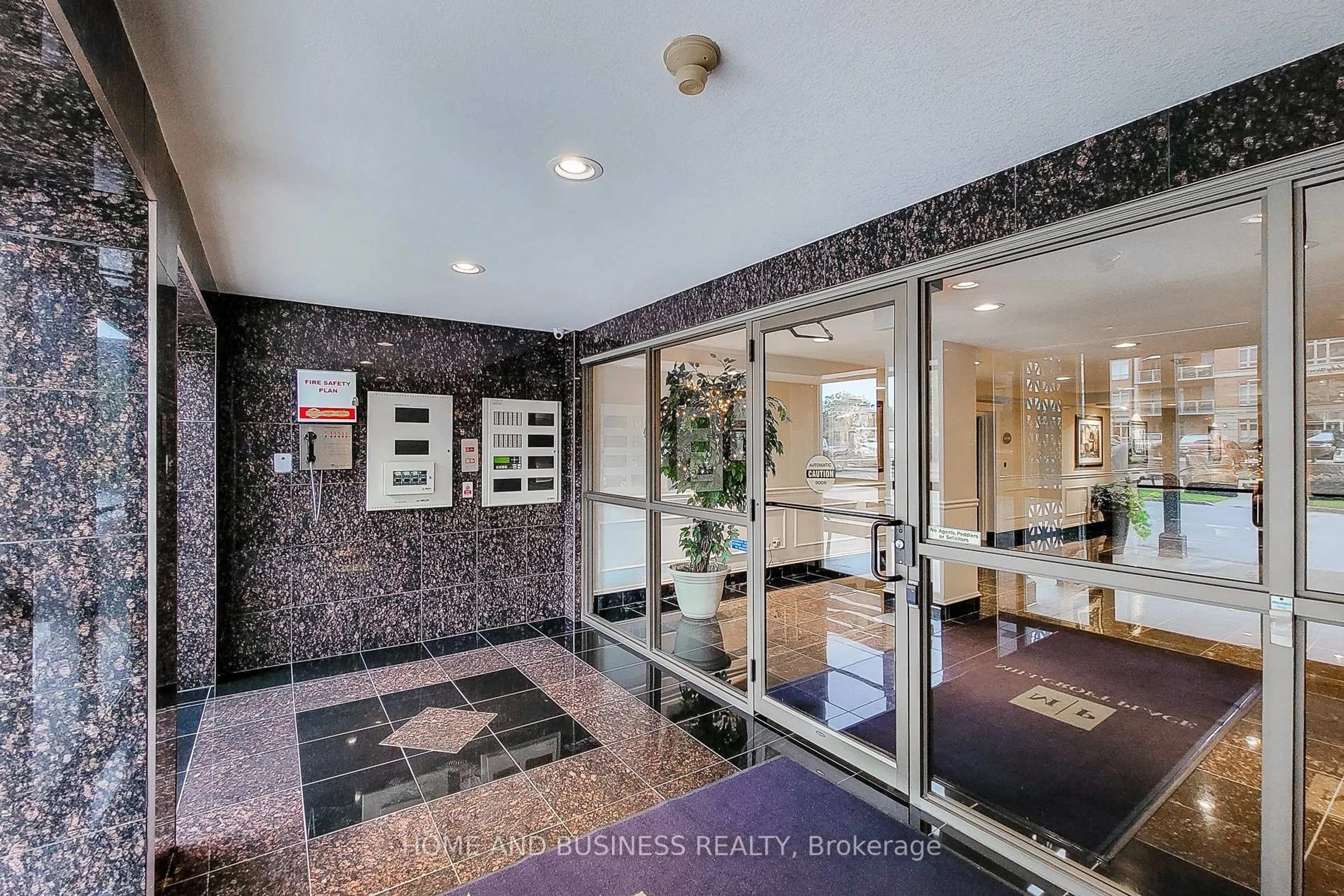 Indoor foyer for 1998 Ironstone Dr #804, Burlington Ontario L7L 7P7