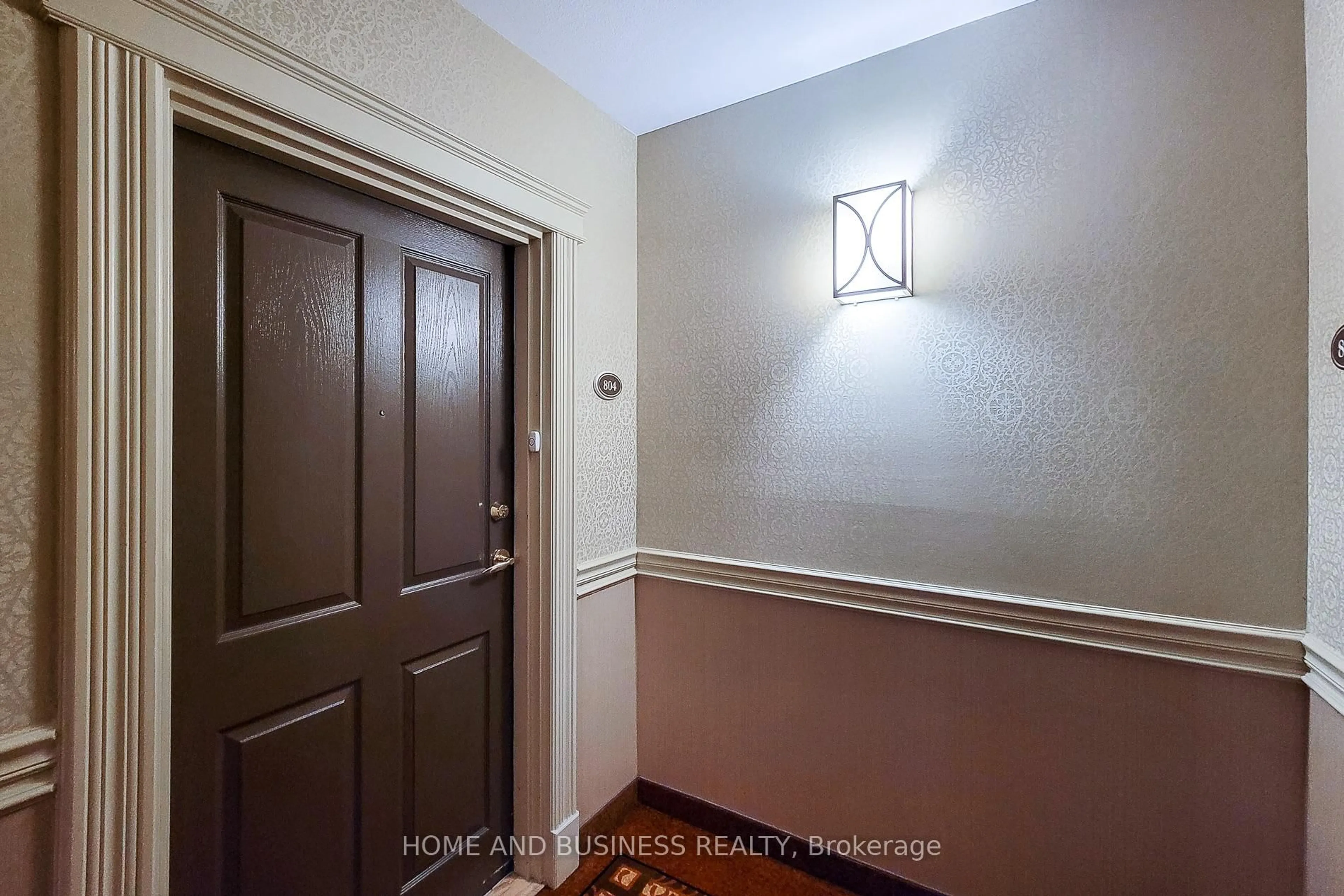 Indoor entryway for 1998 Ironstone Dr #804, Burlington Ontario L7L 7P7