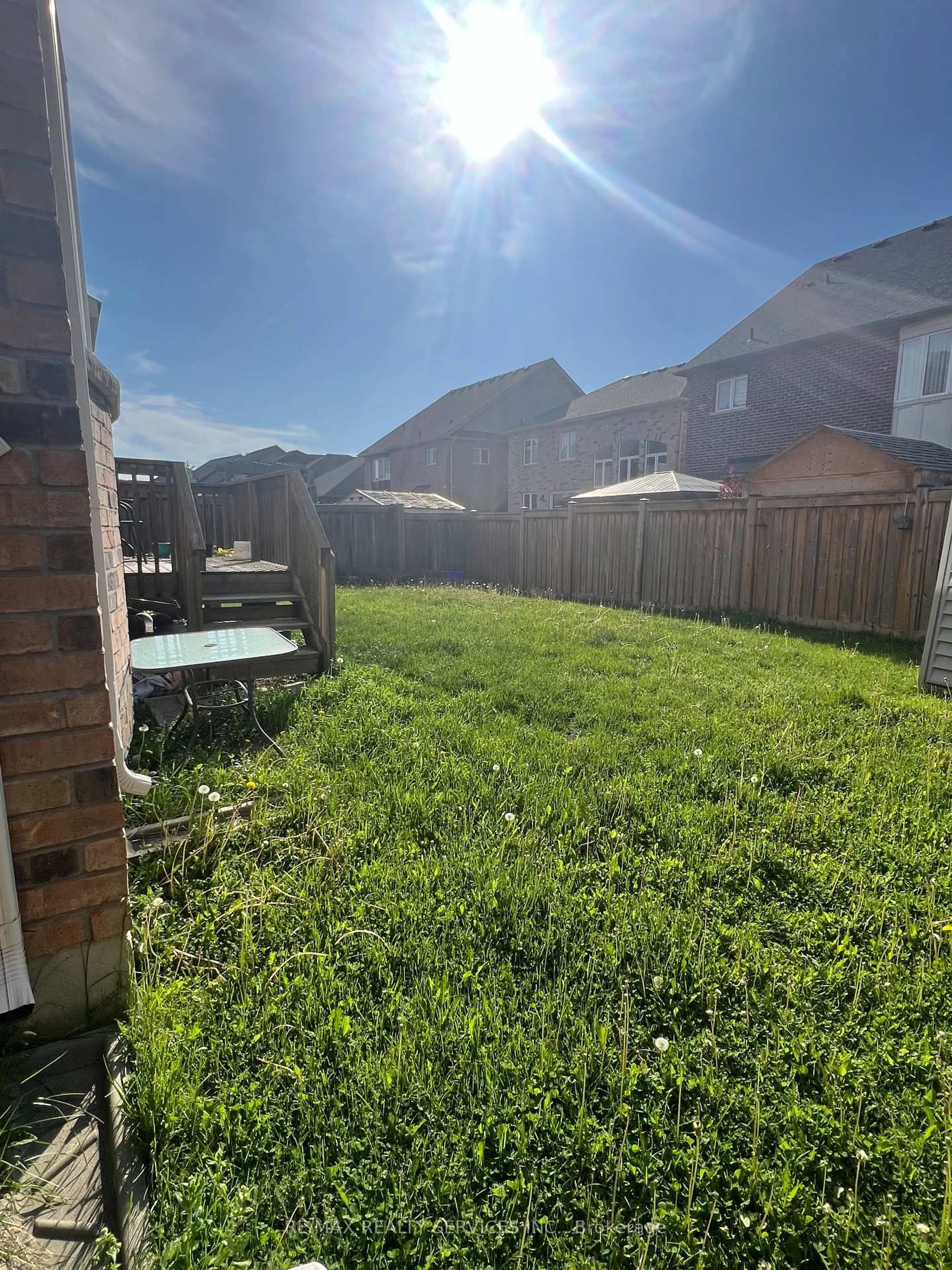 A pic from outside/outdoor area/front of a property/back of a property/a pic from drone, unknown for 62 Fallview Circ, Caledon Ontario L7C 3V4
