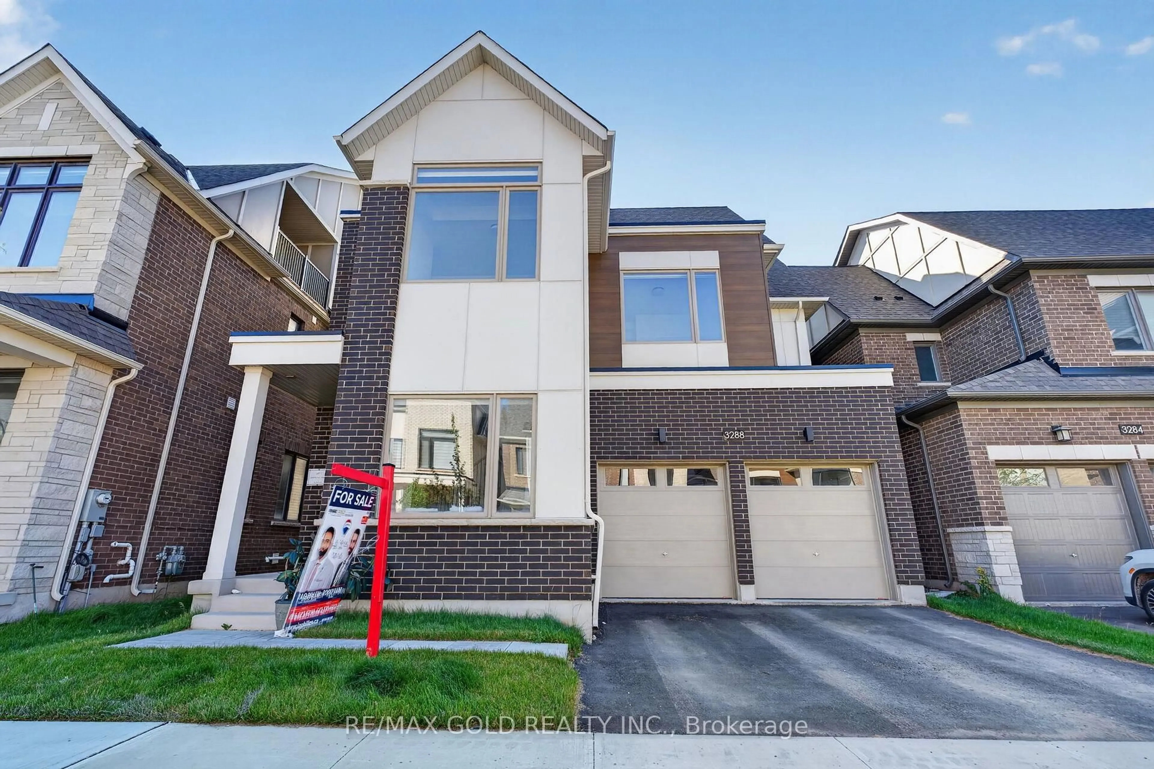 Home with brick exterior material, street for 3288 Mariner Pass, Oakville Ontario L6M 4K1