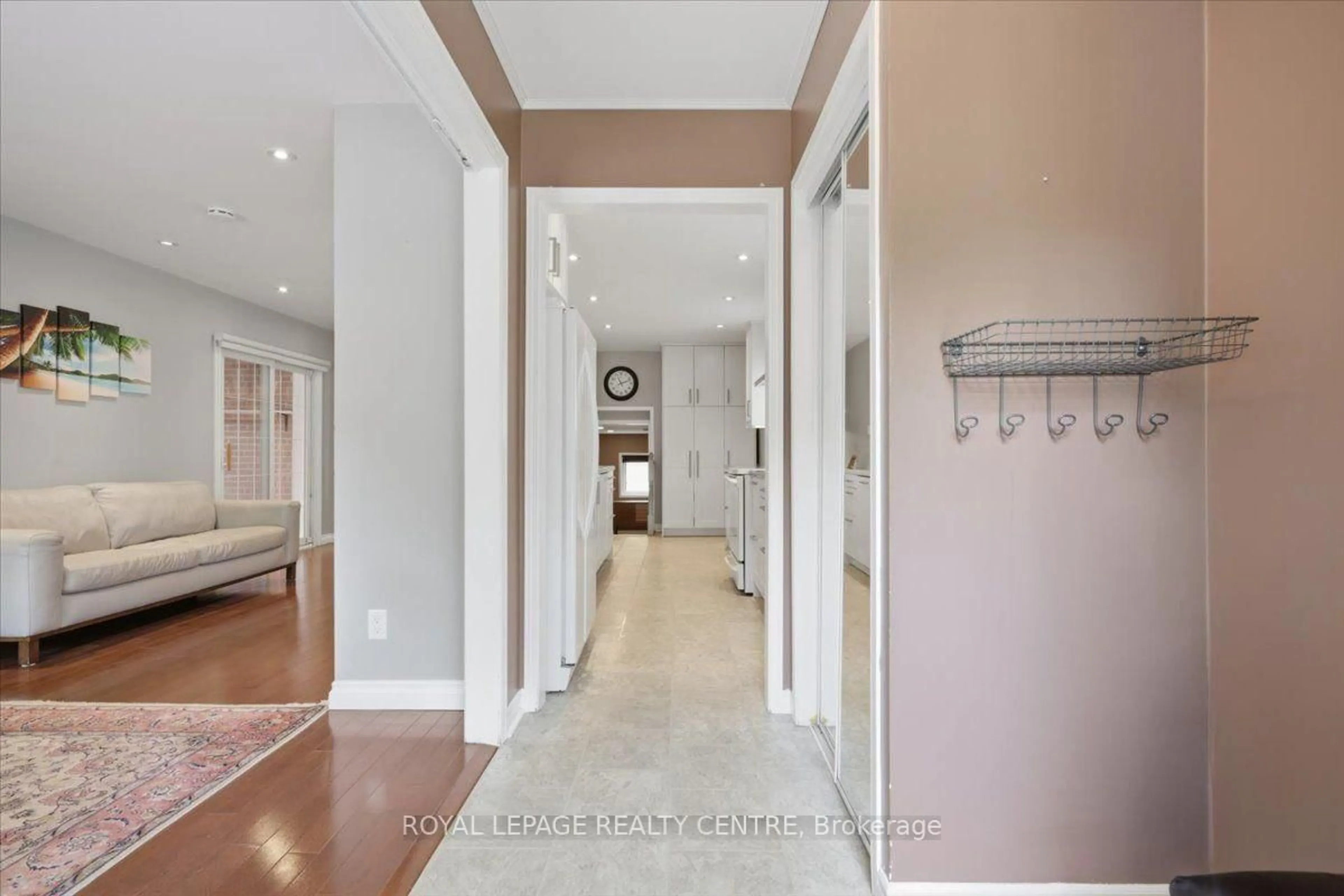 Indoor entryway for 2555 Windjammer Rd, Mississauga Ontario L5L 1H7