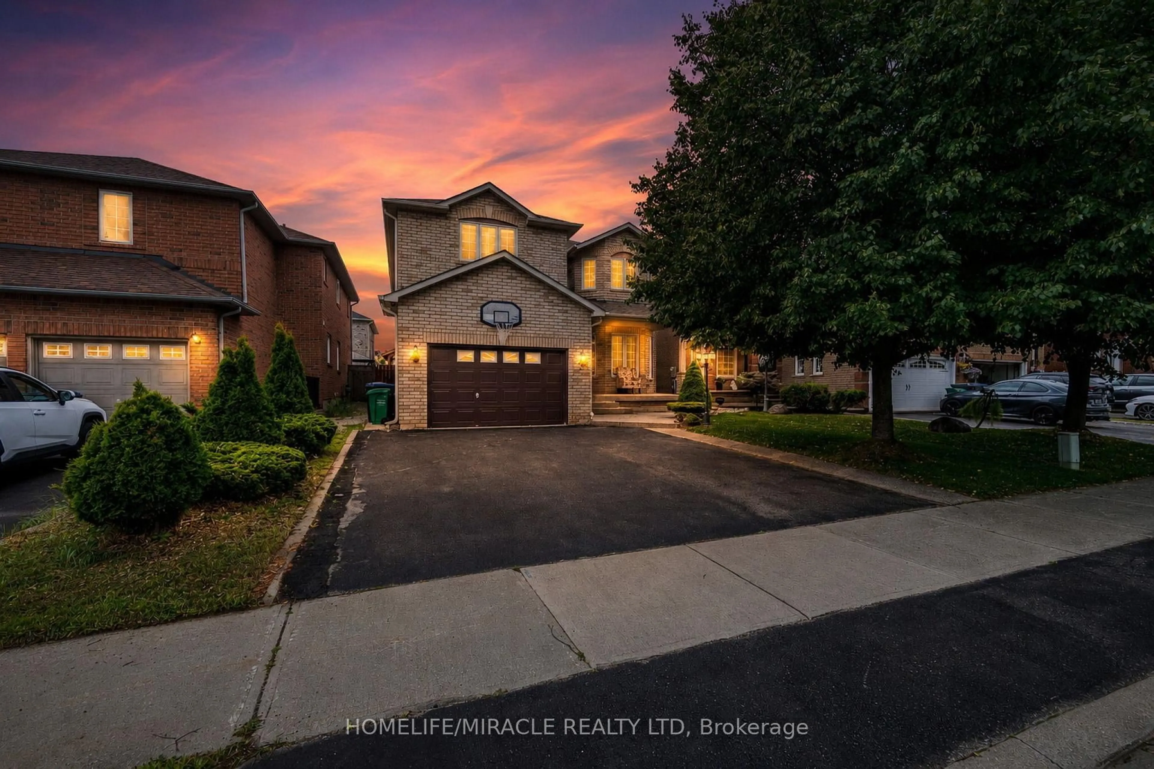 A pic from outside/outdoor area/front of a property/back of a property/a pic from drone, street for 72 Lockwood Rd, Brampton Ontario L6Y 5C6