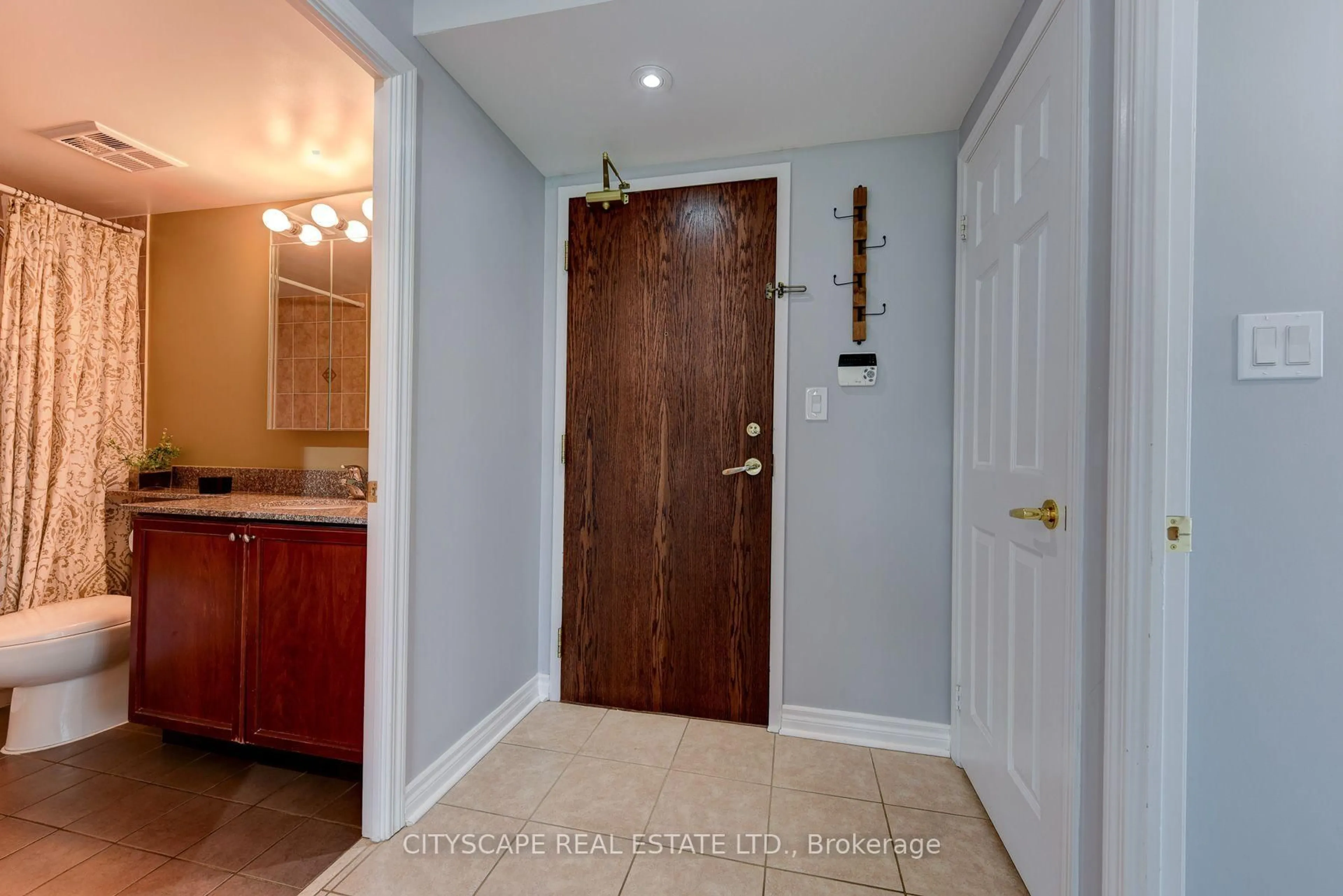 Indoor entryway for 4850 Glen Erin Dr #404, Mississauga Ontario L5M 7S1