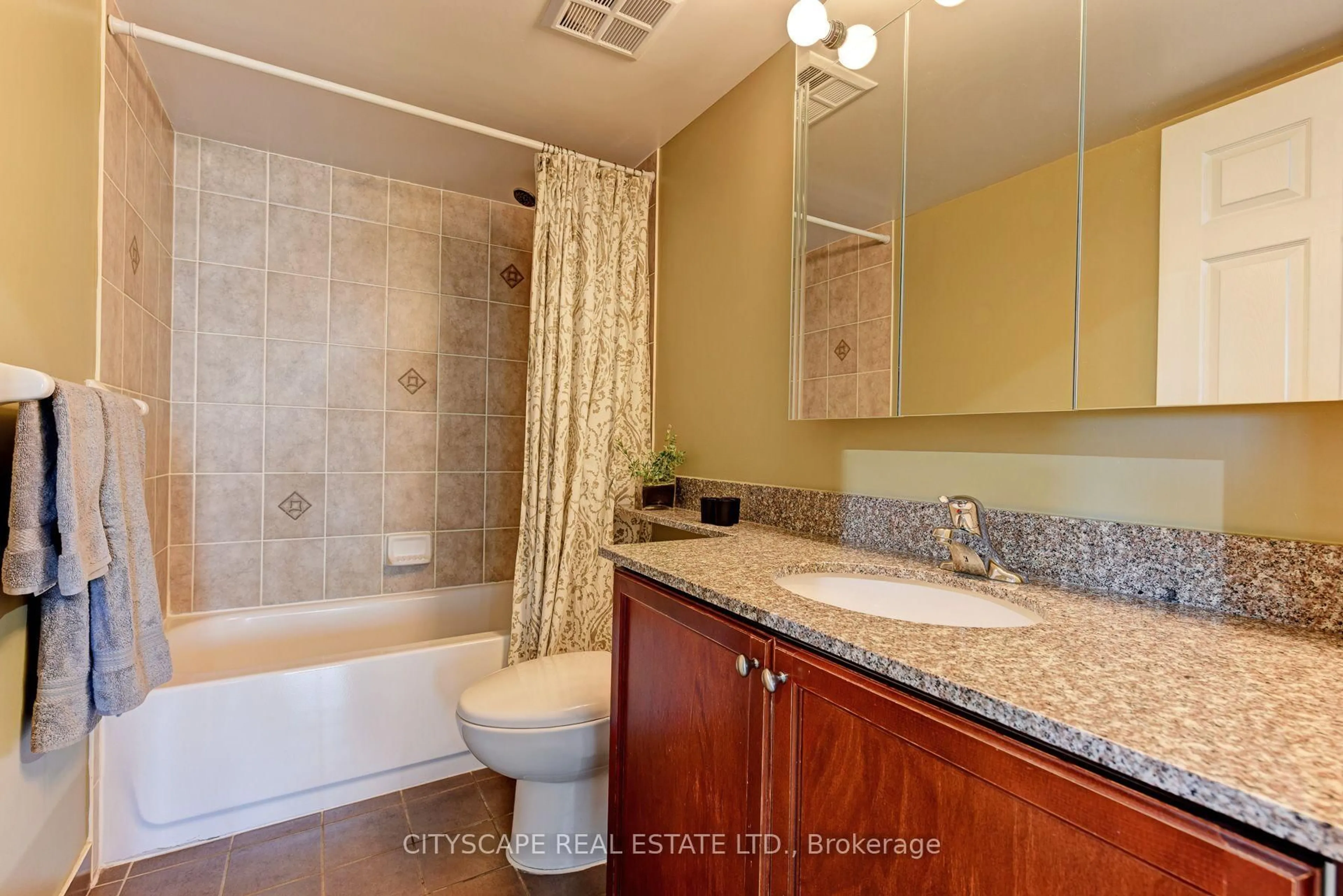Standard bathroom, ceramic/tile floor for 4850 Glen Erin Dr #404, Mississauga Ontario L5M 7S1