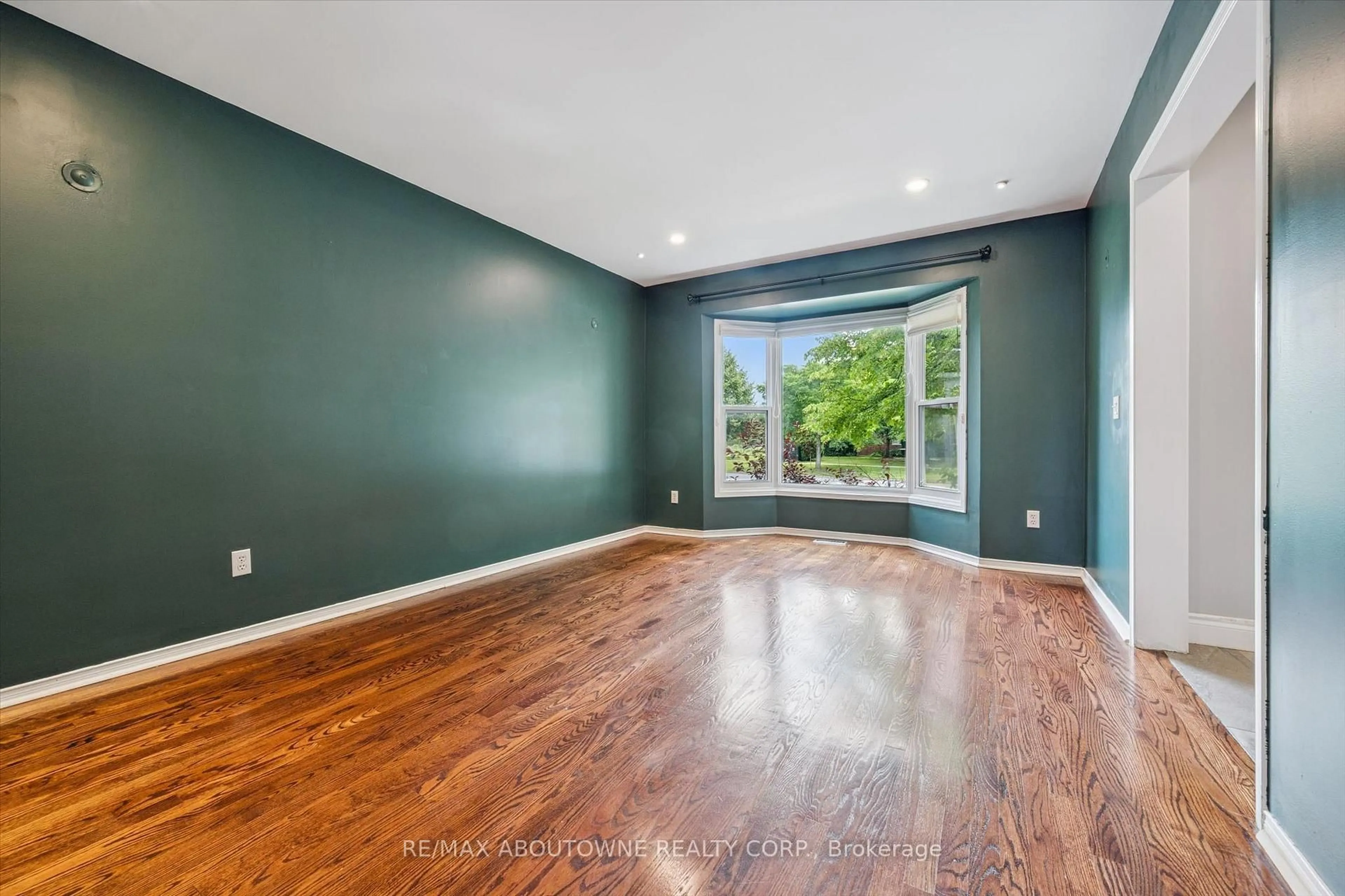 A pic of a room for 2456 Sixth Line, Oakville Ontario L6H 5Z8