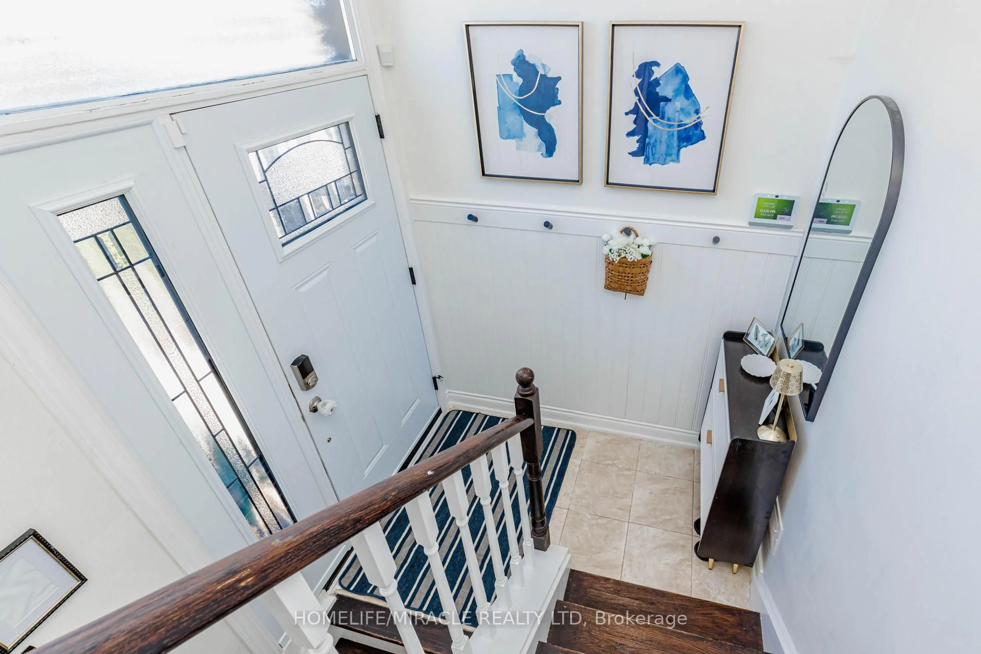 Indoor entryway for 403 Delrex Blvd, Halton Hills Ontario L7G 4H8