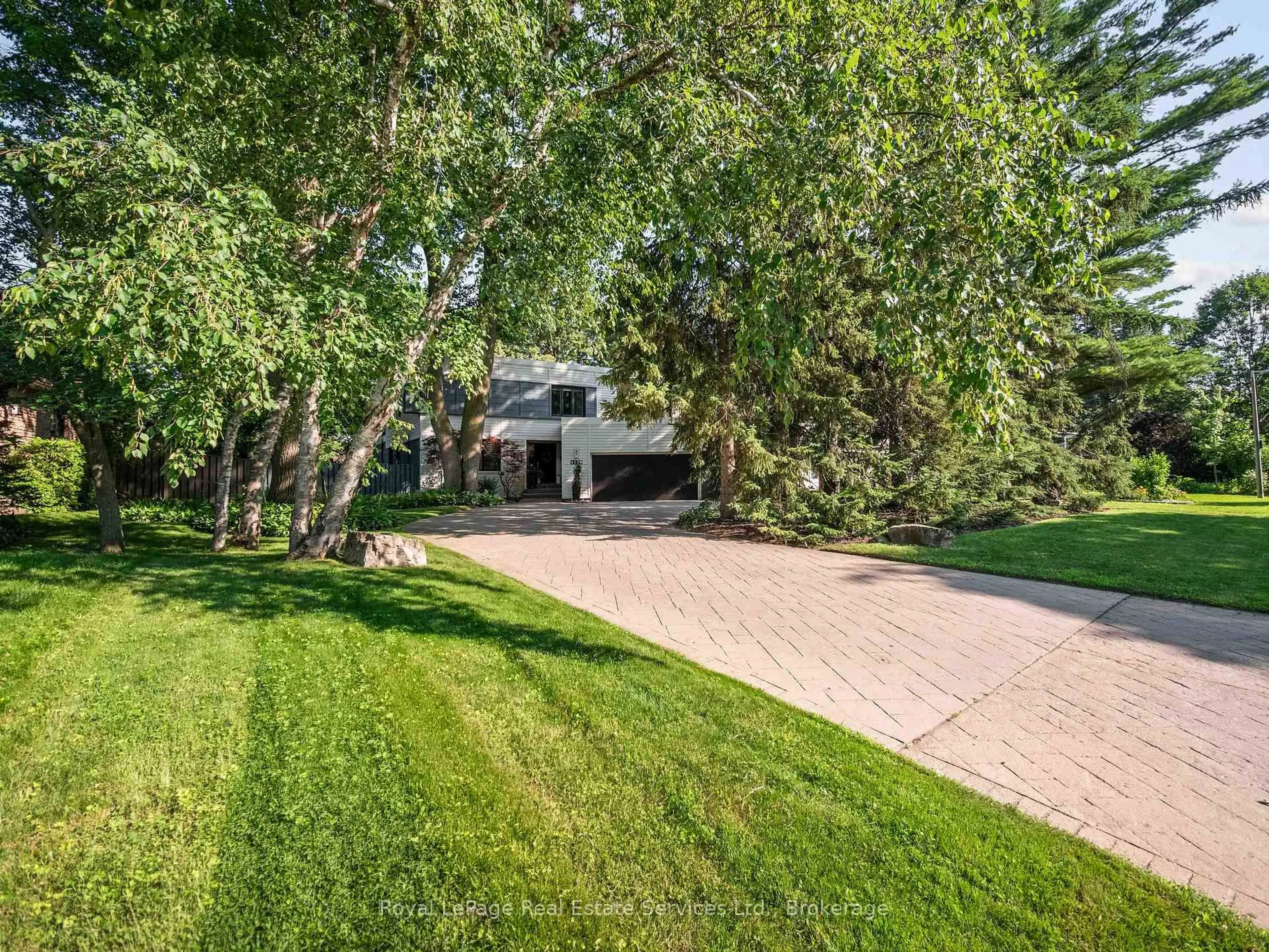 A pic from outside/outdoor area/front of a property/back of a property/a pic from drone, street for 1179 Carey Rd, Oakville Ontario L6J 2E3