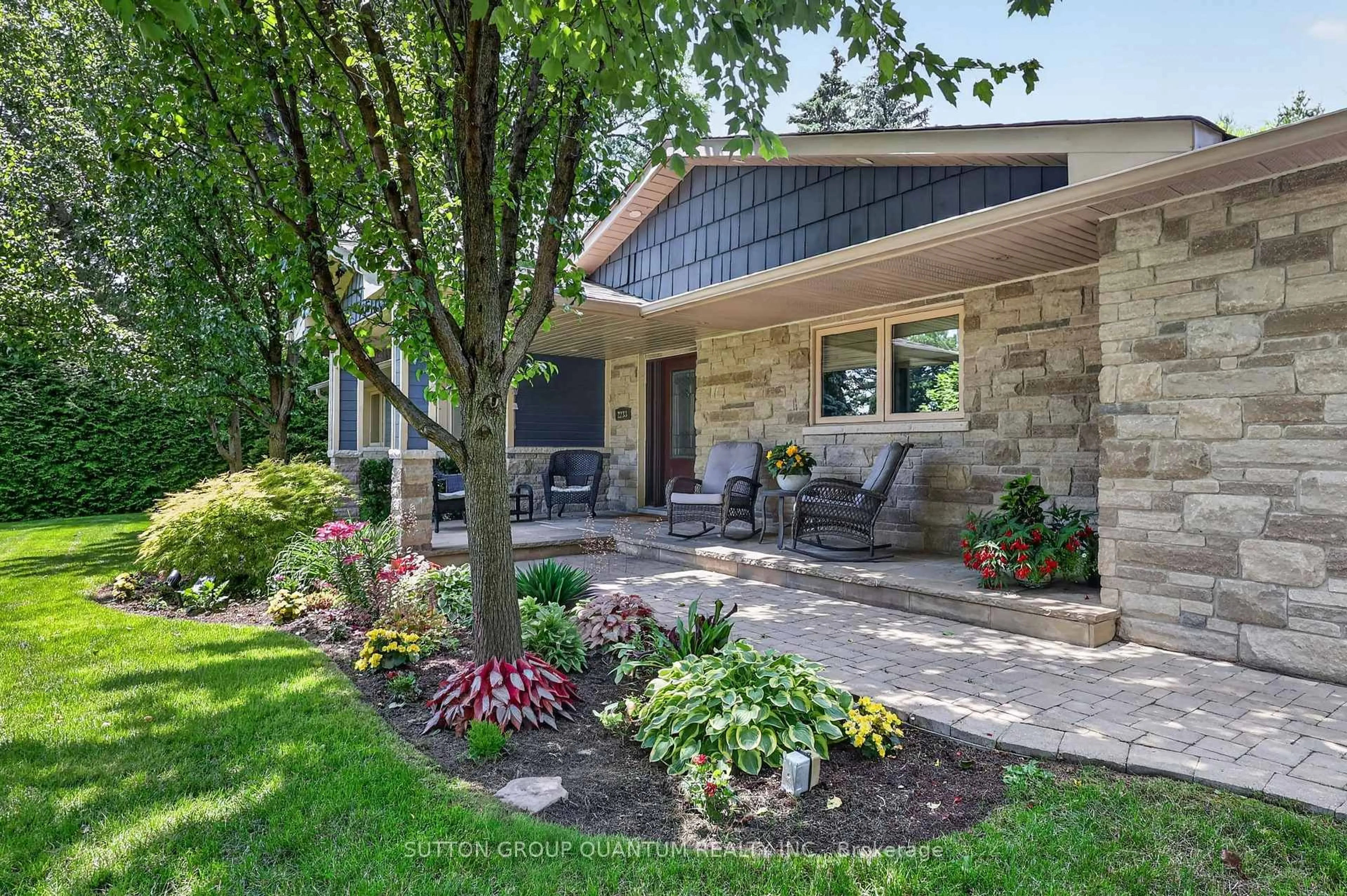 Unknown for 2233 Oneida Cres, Mississauga Ontario L5C 1V7