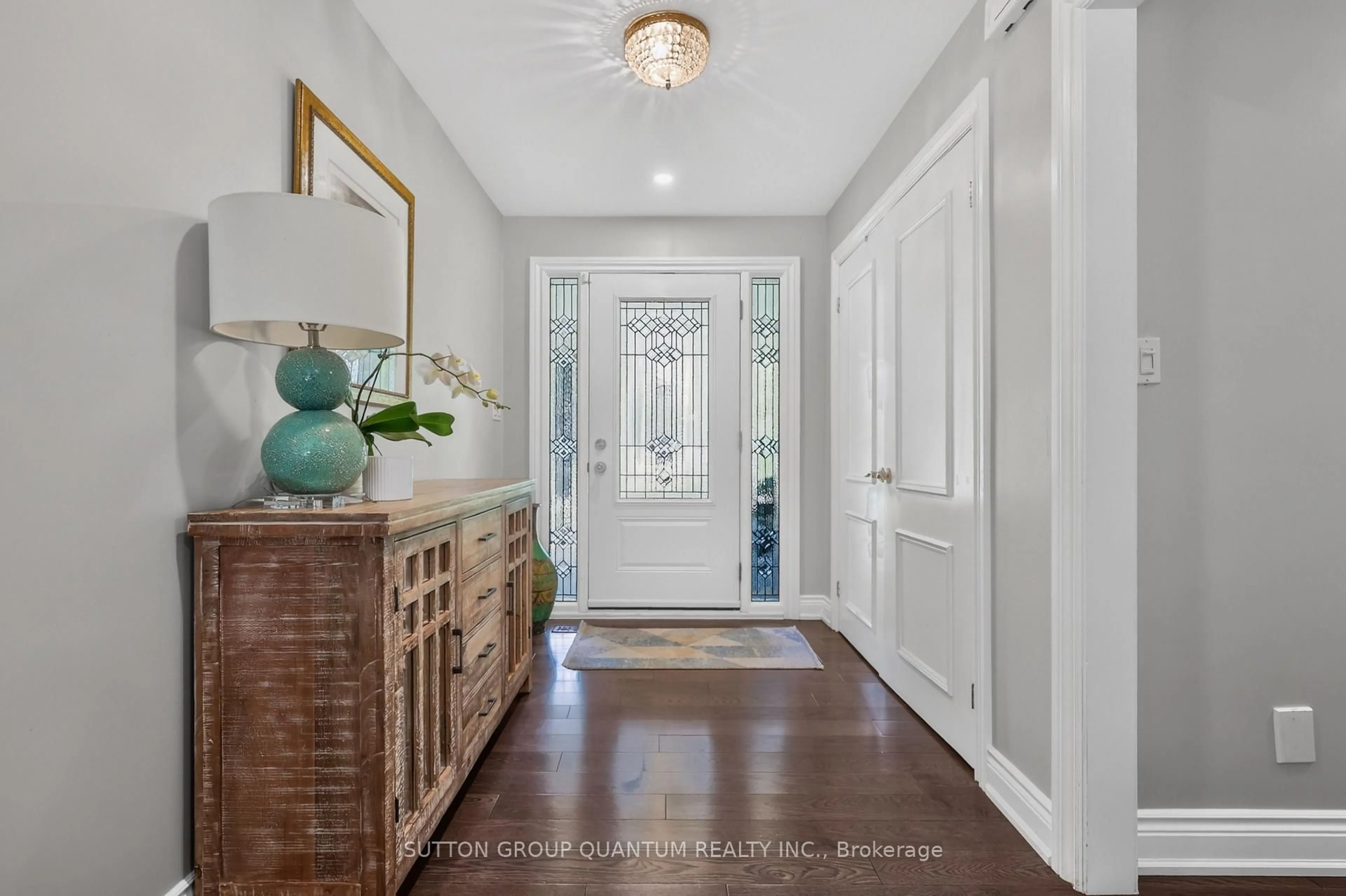 Indoor entryway for 2233 Oneida Cres, Mississauga Ontario L5C 1V7