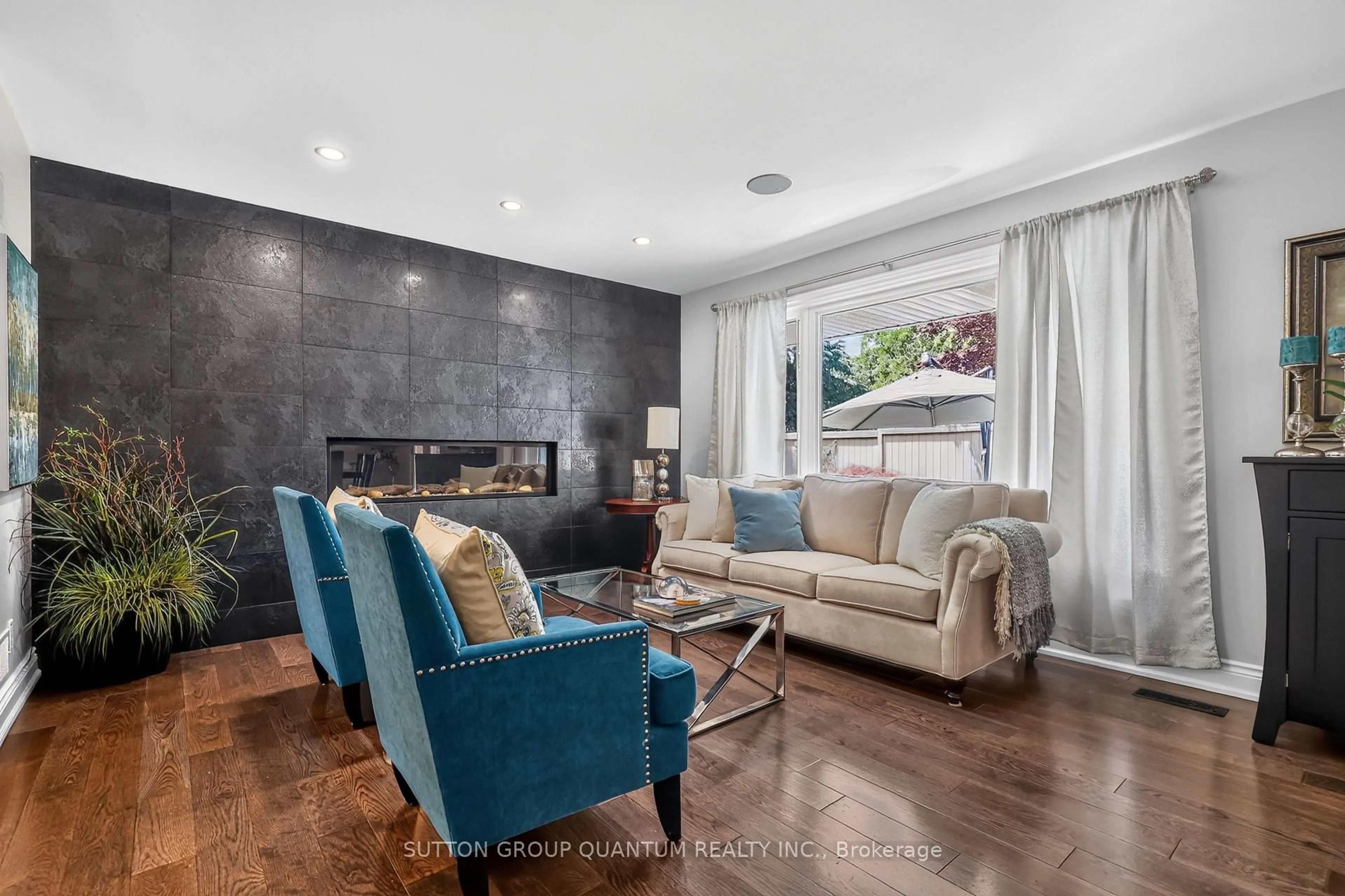 Living room with furniture, unknown for 2233 Oneida Cres, Mississauga Ontario L5C 1V7