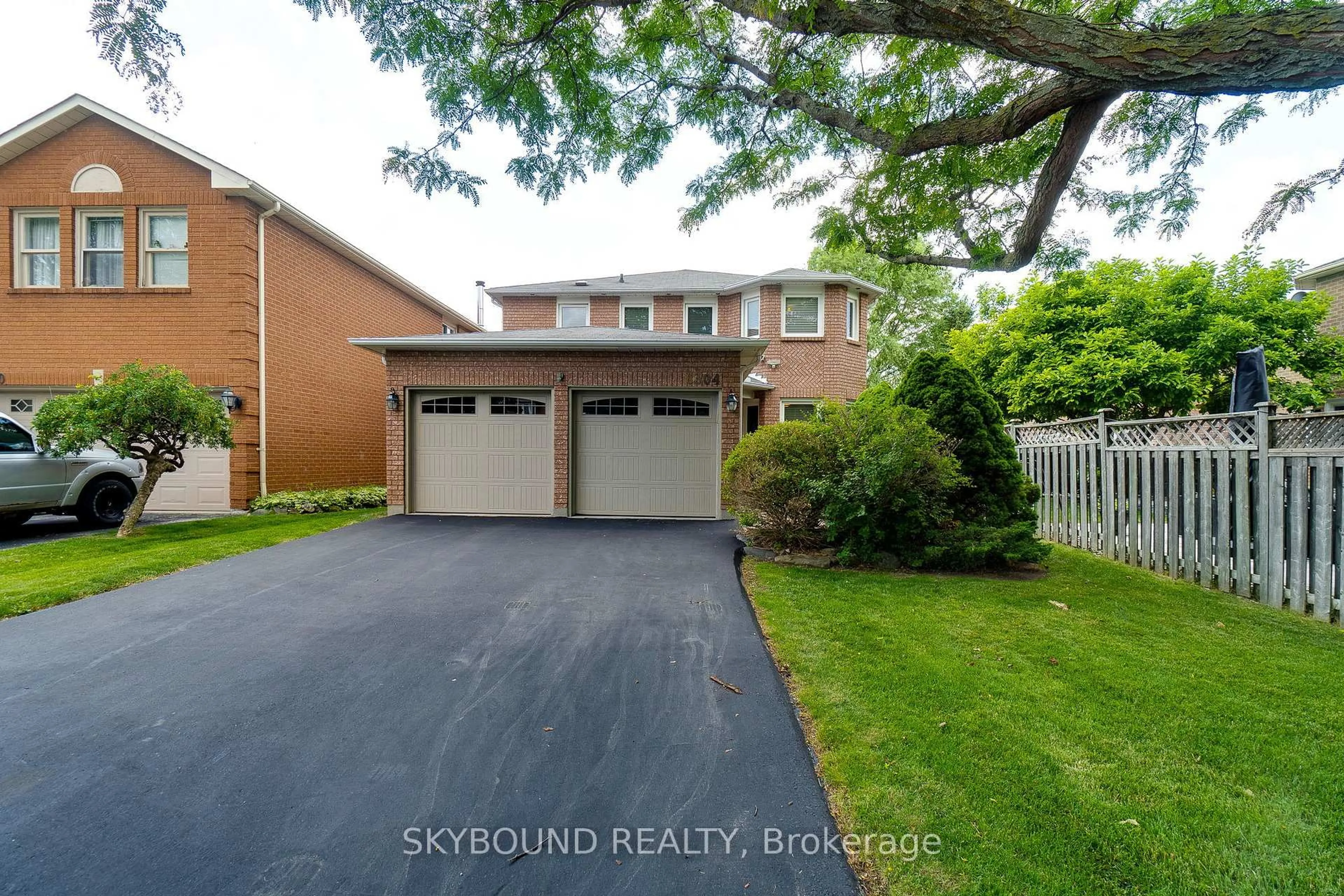 A pic from outside/outdoor area/front of a property/back of a property/a pic from drone, street for 6304 Culmore Cres, Mississauga Ontario L5V 1J1