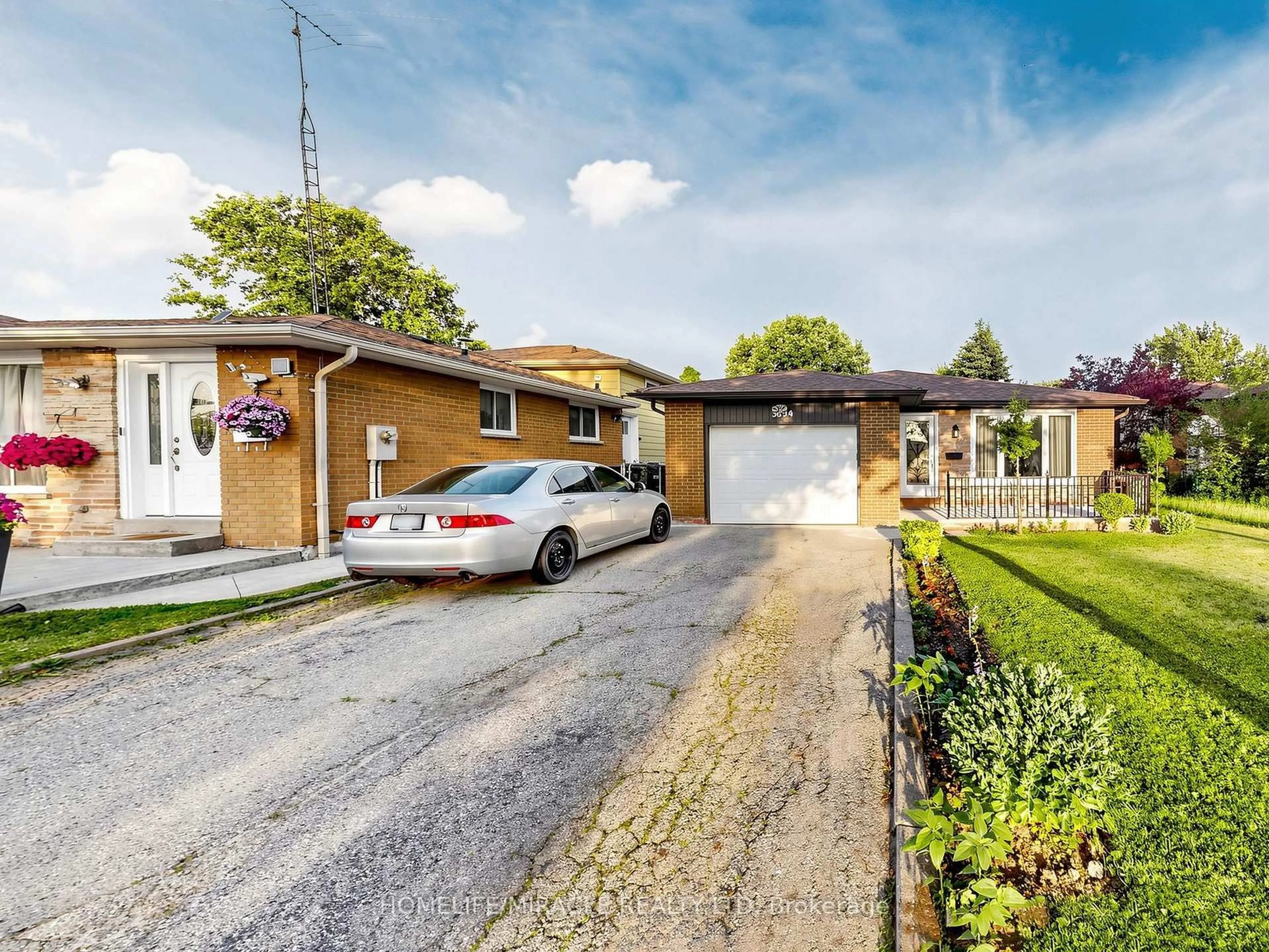 A pic from outside/outdoor area/front of a property/back of a property/a pic from drone, street for 3694 Brandon Gate Dr, Mississauga Ontario L4T 3M8