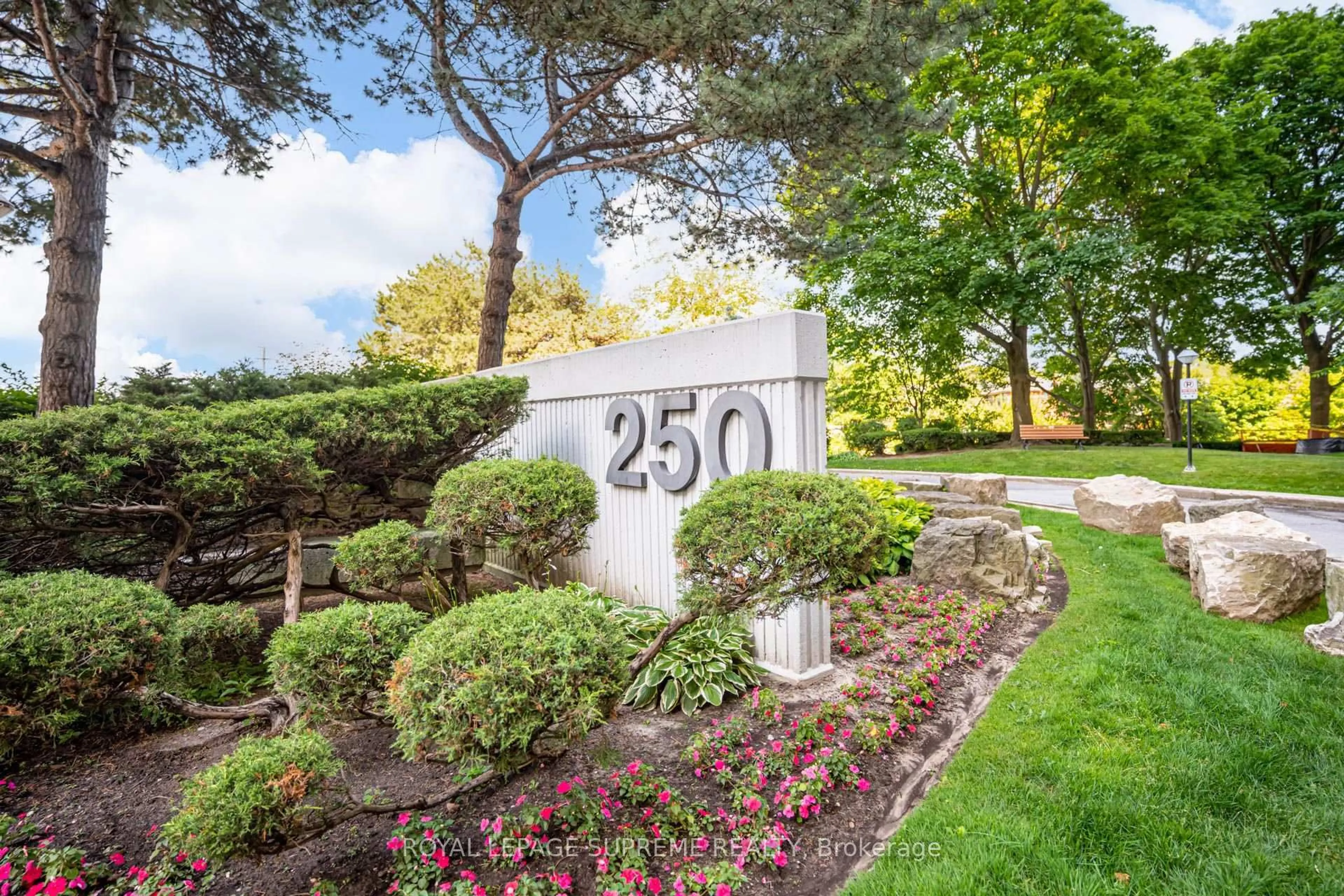 Patio, street for 250 Scarlett Rd #305, Toronto Ontario M6N 4X5