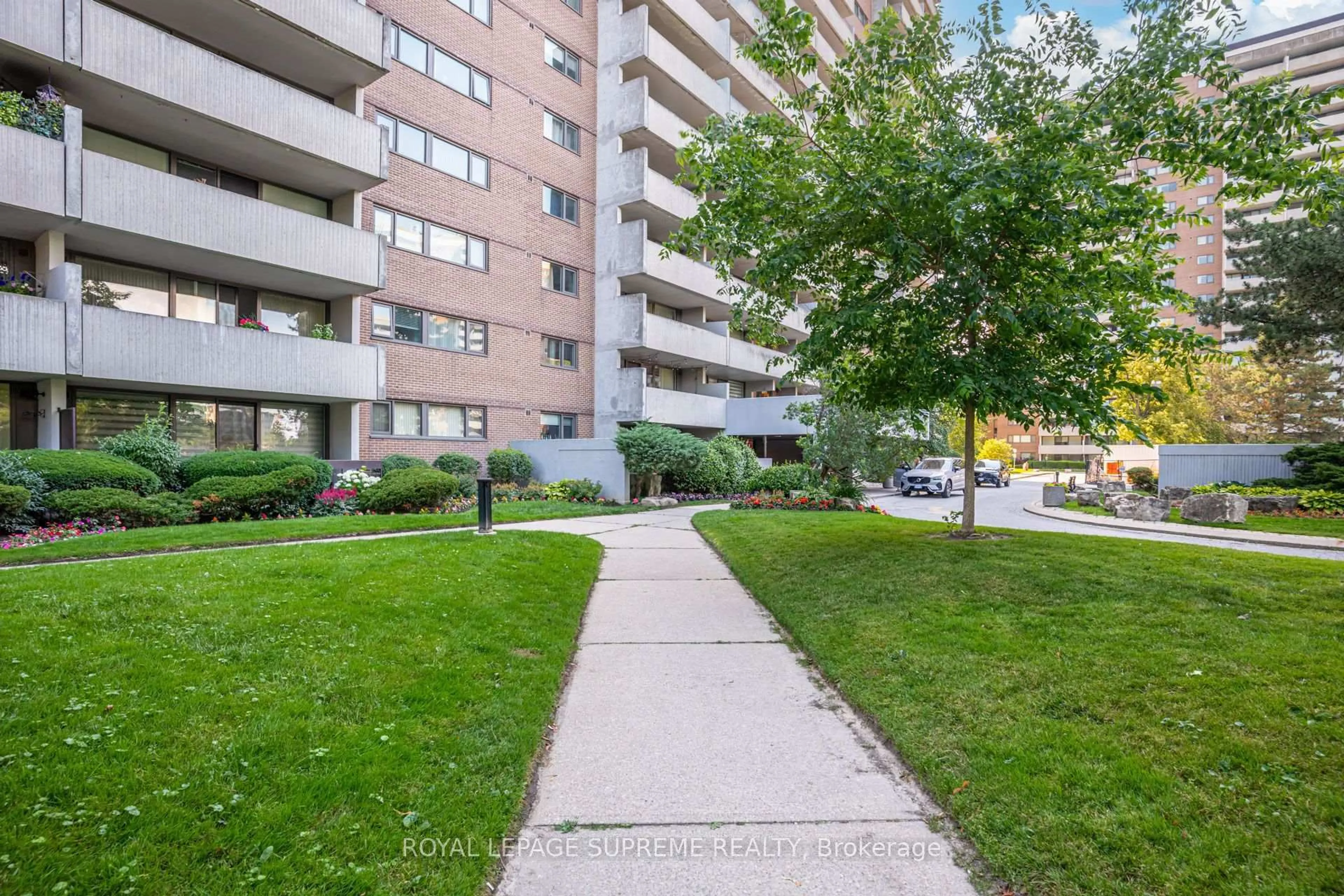 Patio, street for 250 Scarlett Rd #305, Toronto Ontario M6N 4X5