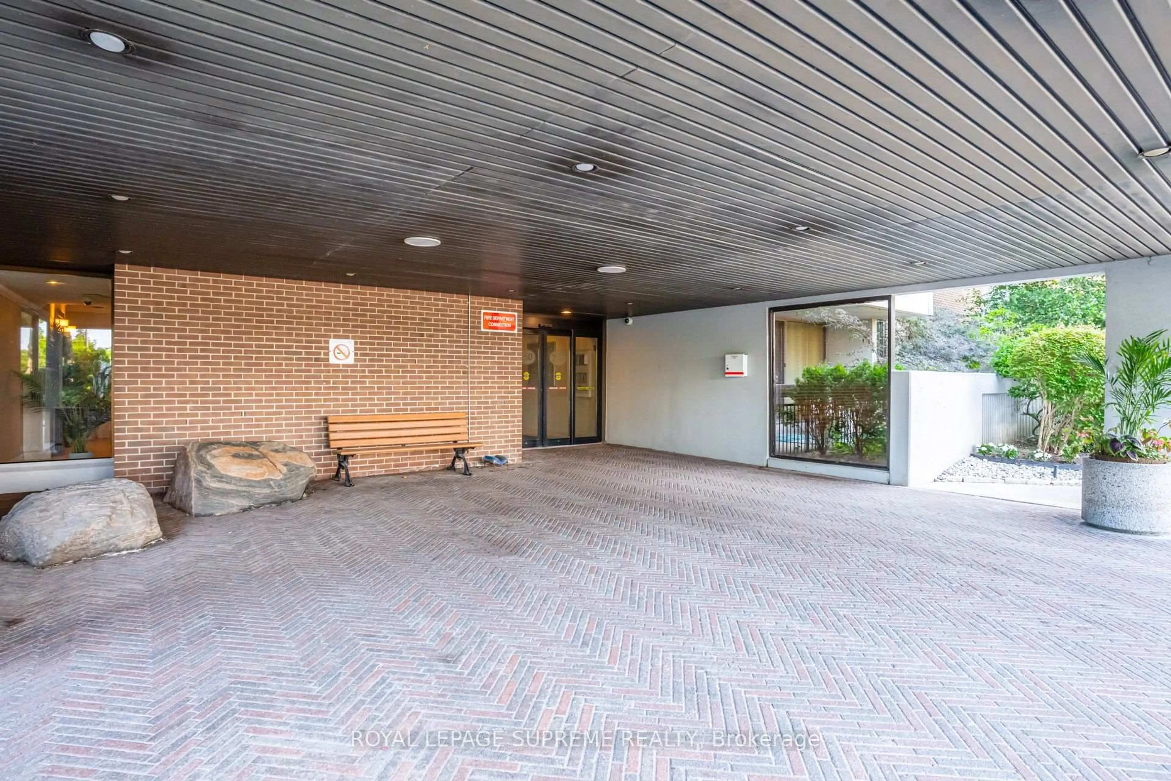 Indoor foyer for 250 Scarlett Rd #305, Toronto Ontario M6N 4X5