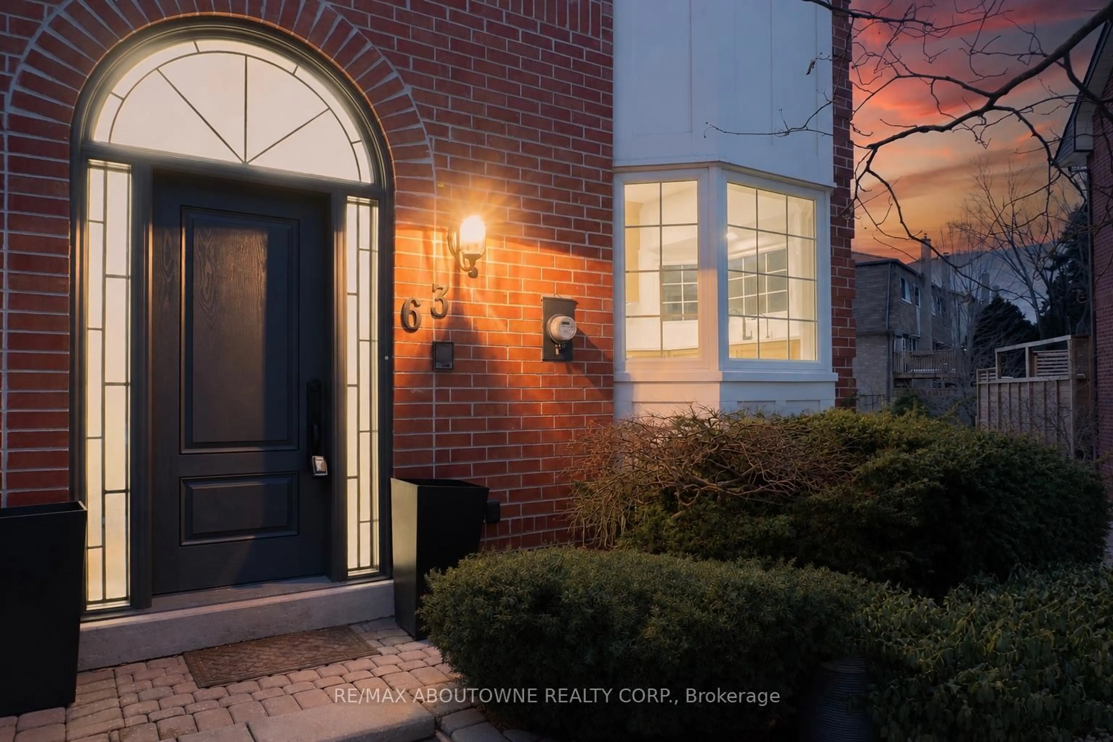 Indoor entryway for 63 Tradewind Dr, Oakville Ontario L6L 6K8