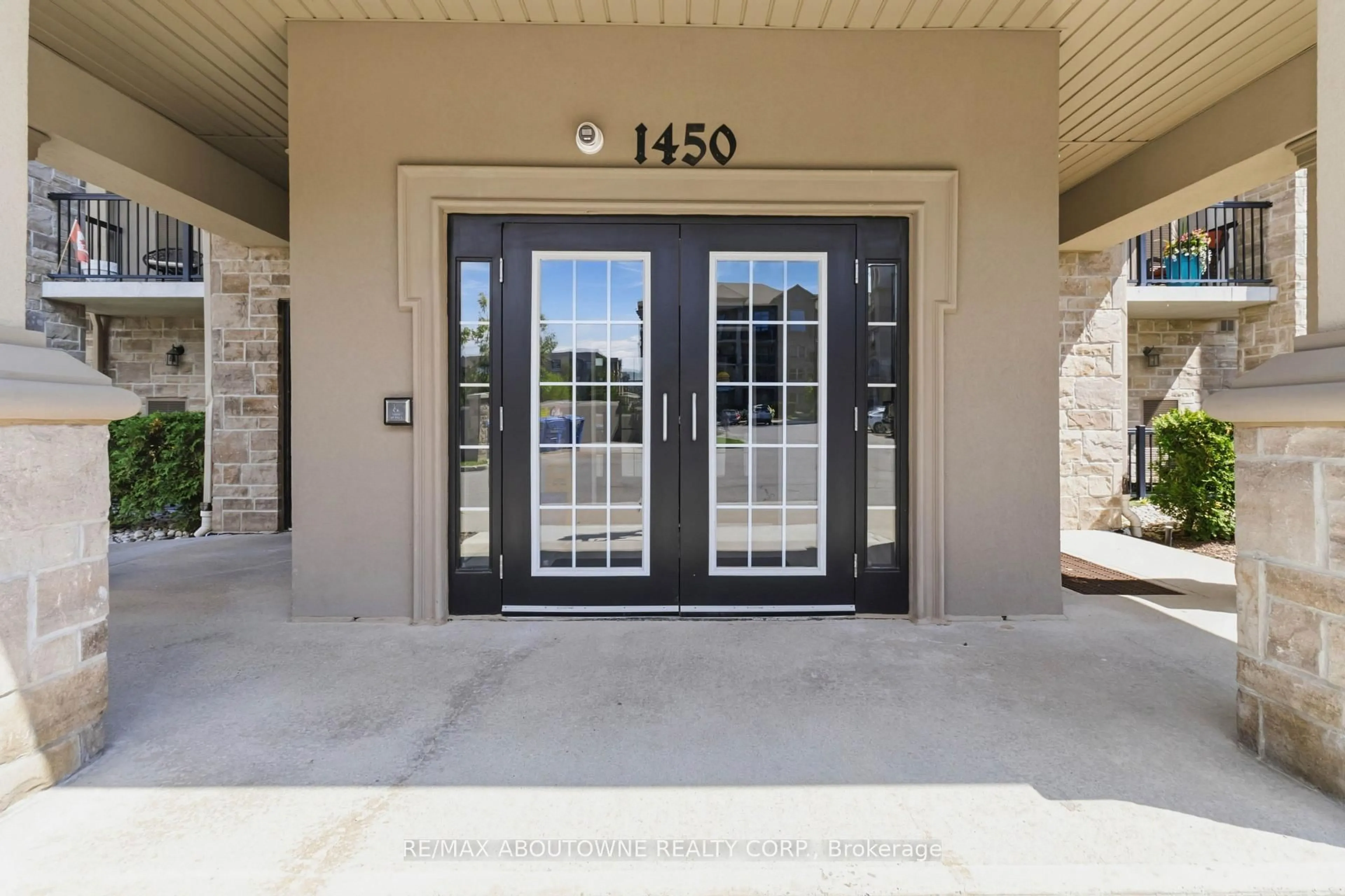 Indoor entryway for 1450 Main St #210, Milton Ontario L9T 8W4