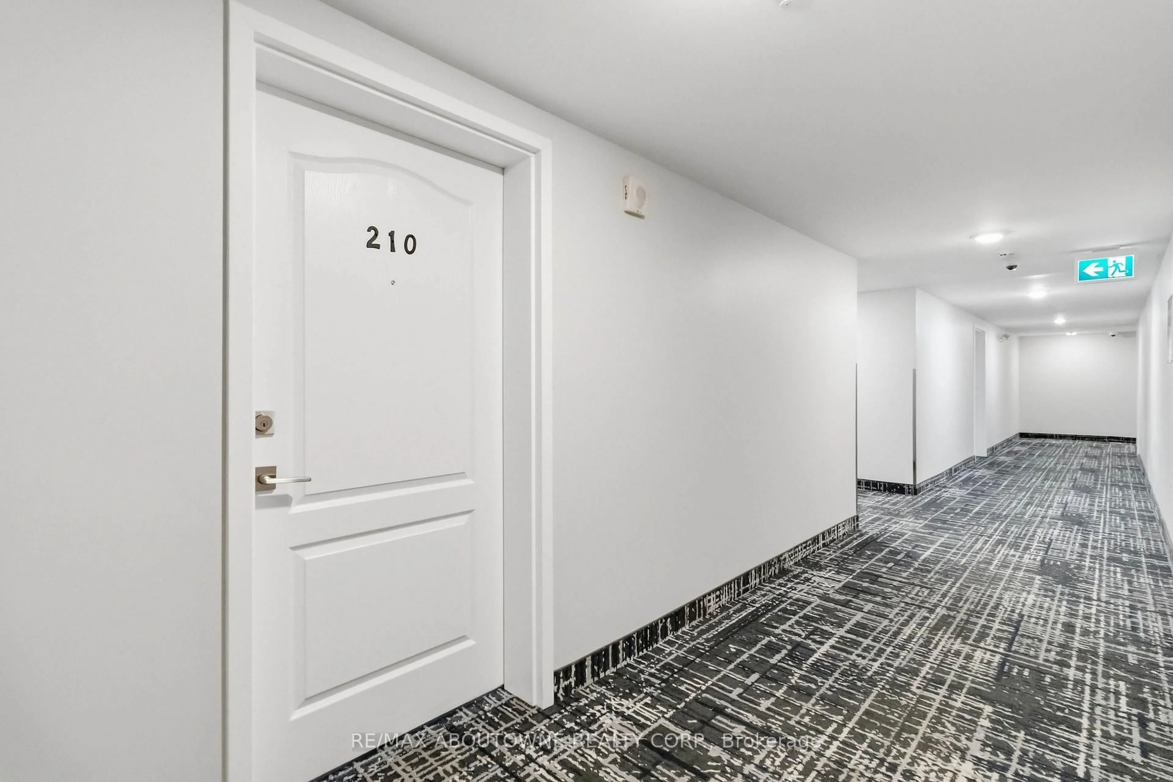 Indoor foyer for 1450 Main St #210, Milton Ontario L9T 8W4