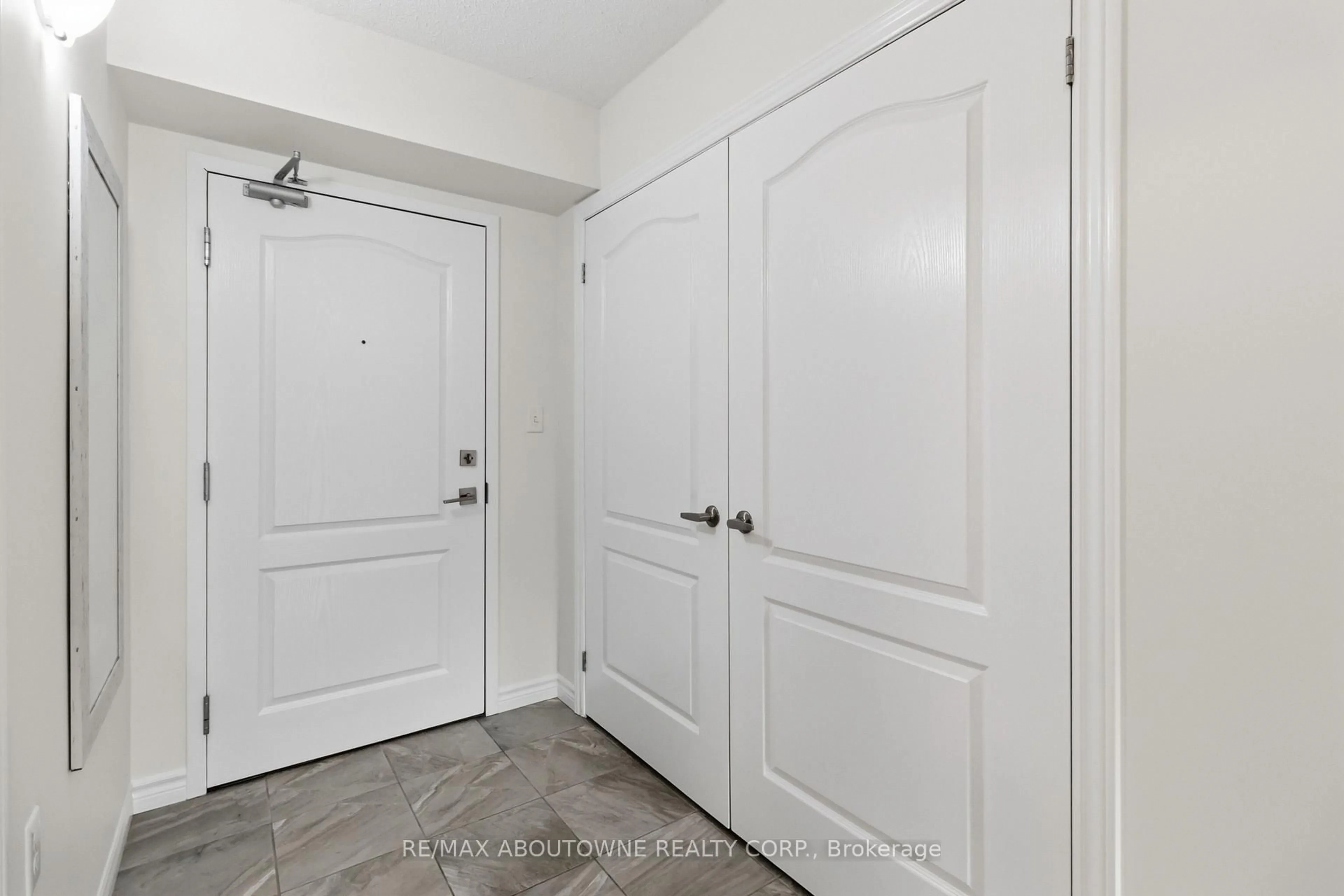 Indoor entryway for 1450 Main St #210, Milton Ontario L9T 8W4