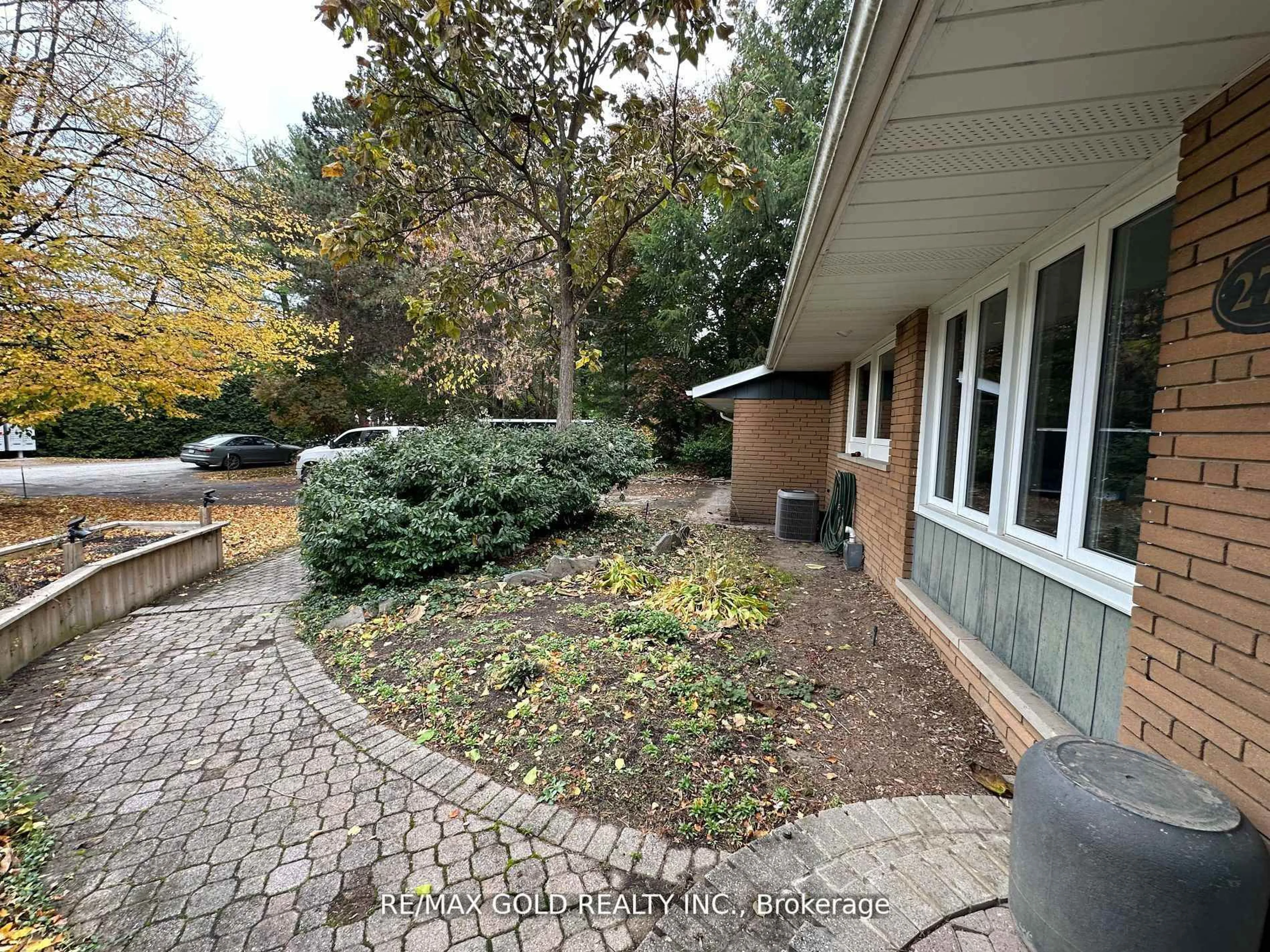 Patio, street for 275 Eastcourt Rd, Oakville Ontario L6J 4Y5