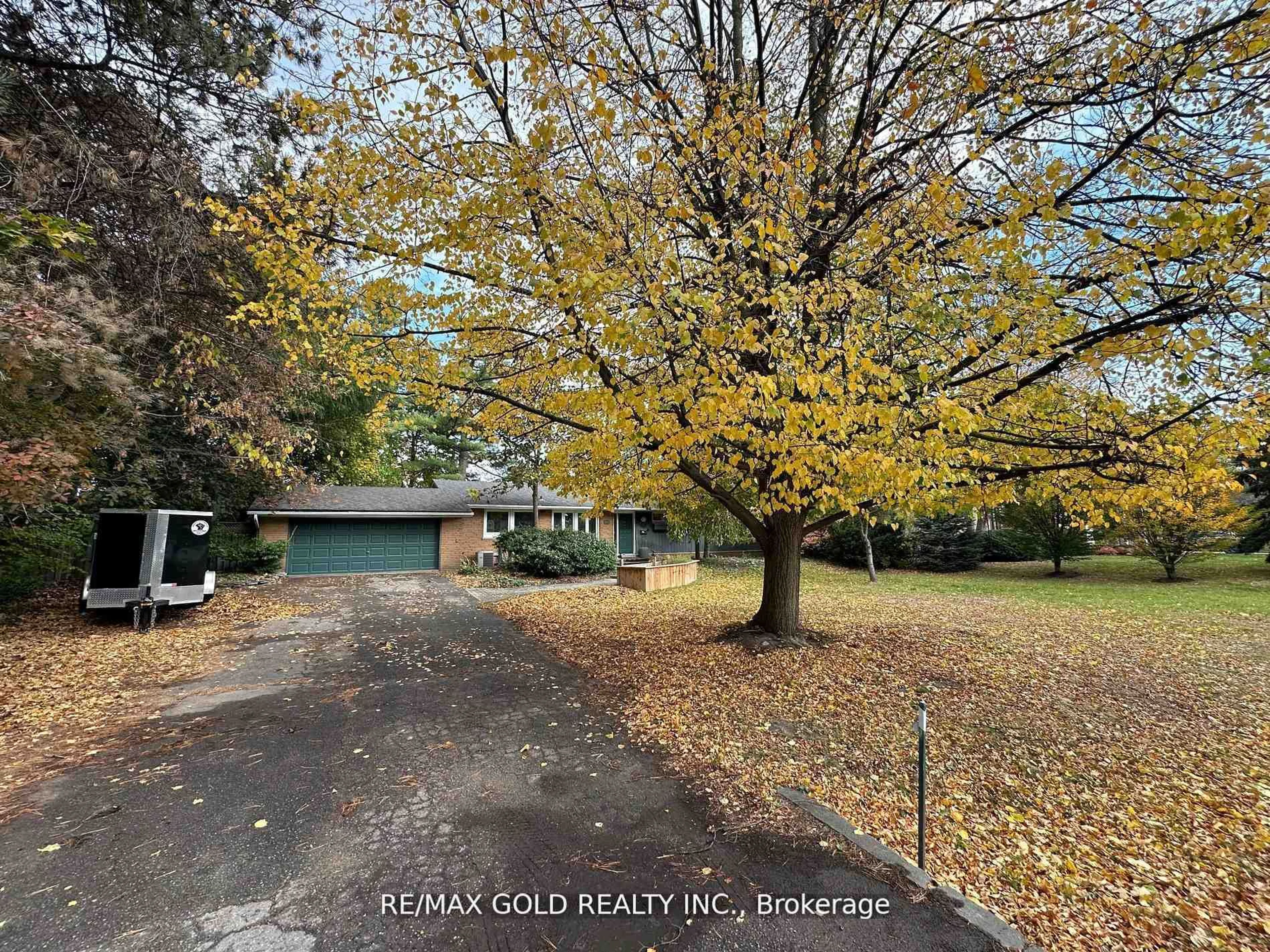 A pic from outside/outdoor area/front of a property/back of a property/a pic from drone, street for 275 Eastcourt Rd, Oakville Ontario L6J 4Y5