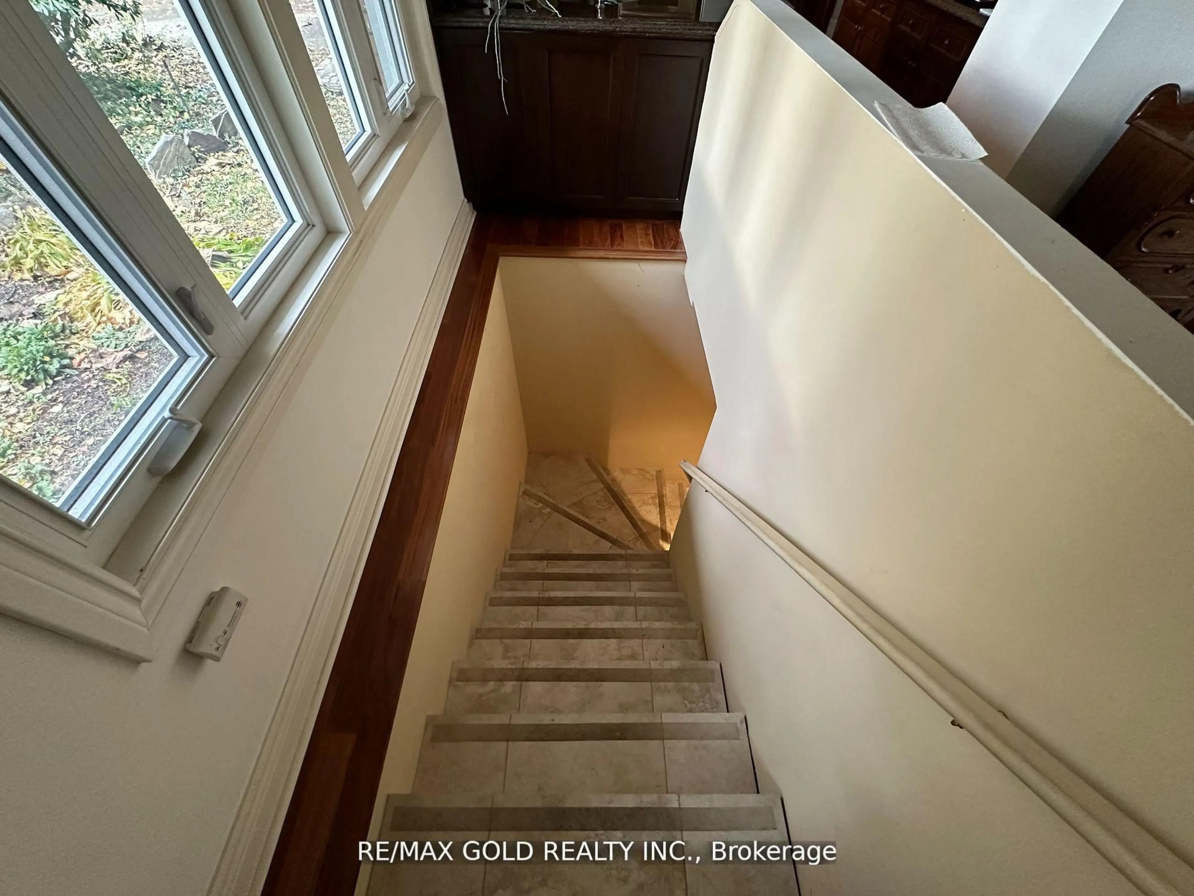 Stairs for 275 Eastcourt Rd, Oakville Ontario L6J 4Y5