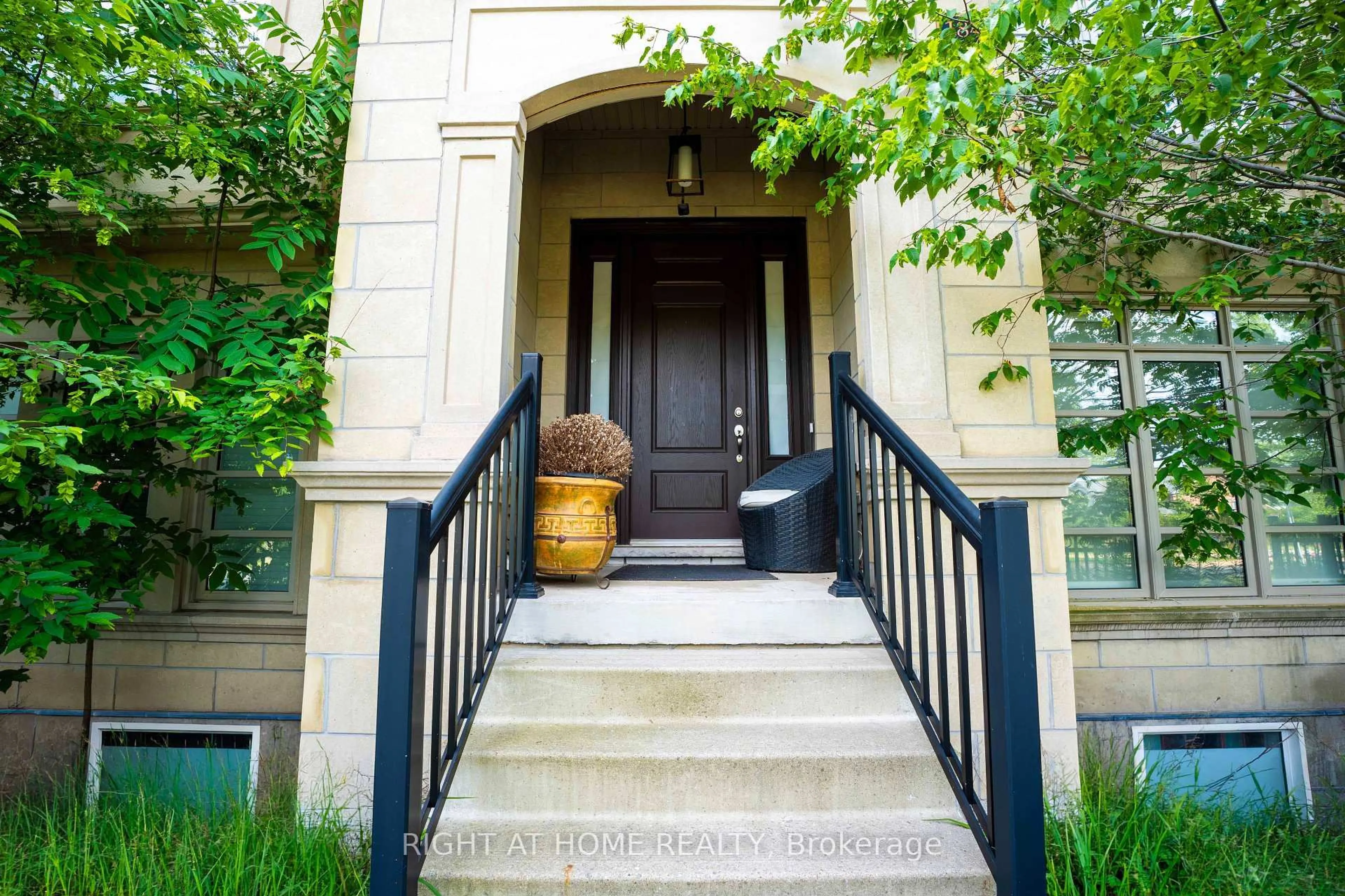 Indoor entryway for 184 Dorval Dr, Oakville Ontario L6K 0H3