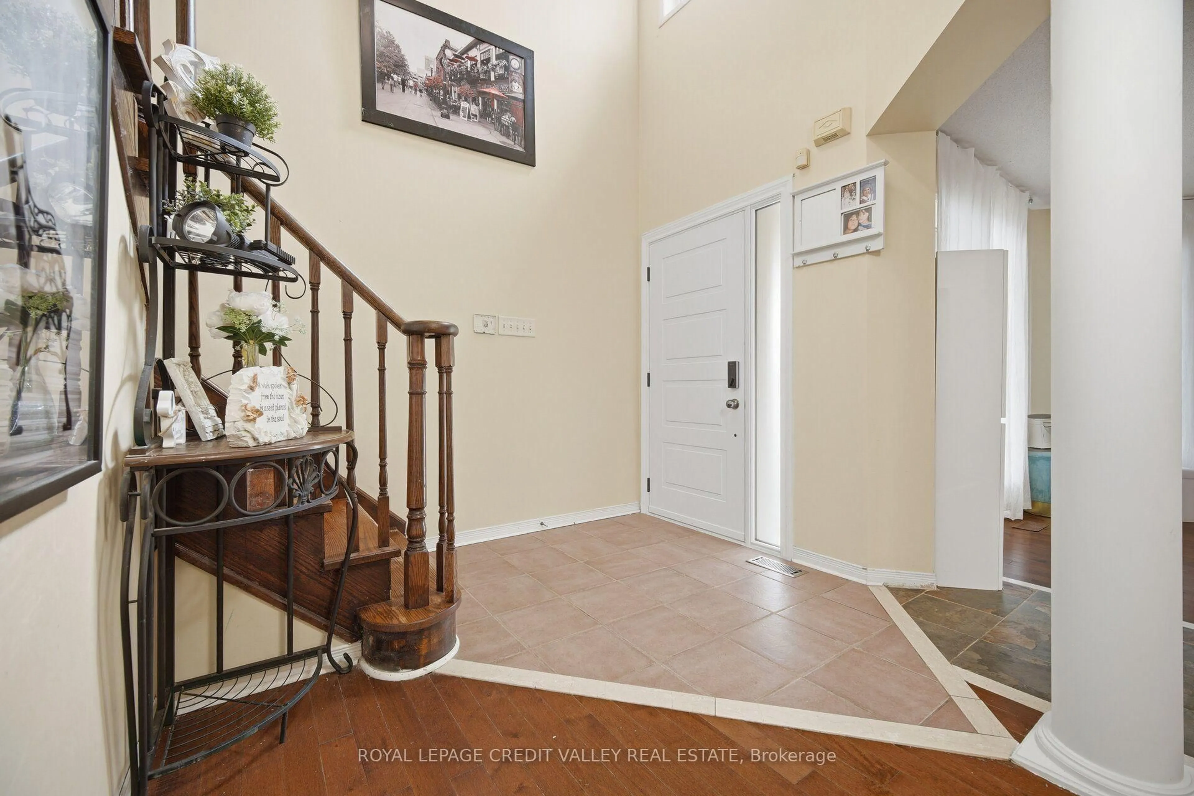 Indoor foyer for 5 Porchlight Rd, Brampton Ontario L6X 4S3