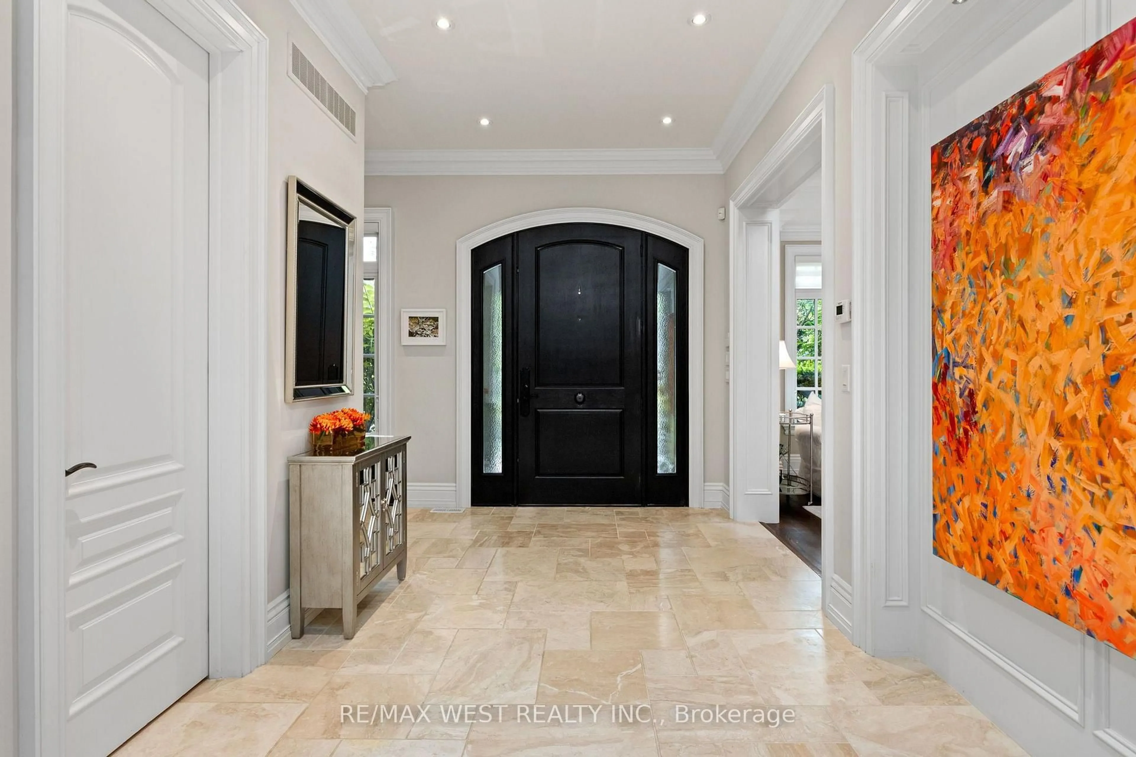 Indoor entryway for 92 Pinetree Way, Mississauga Ontario L5G 2R1