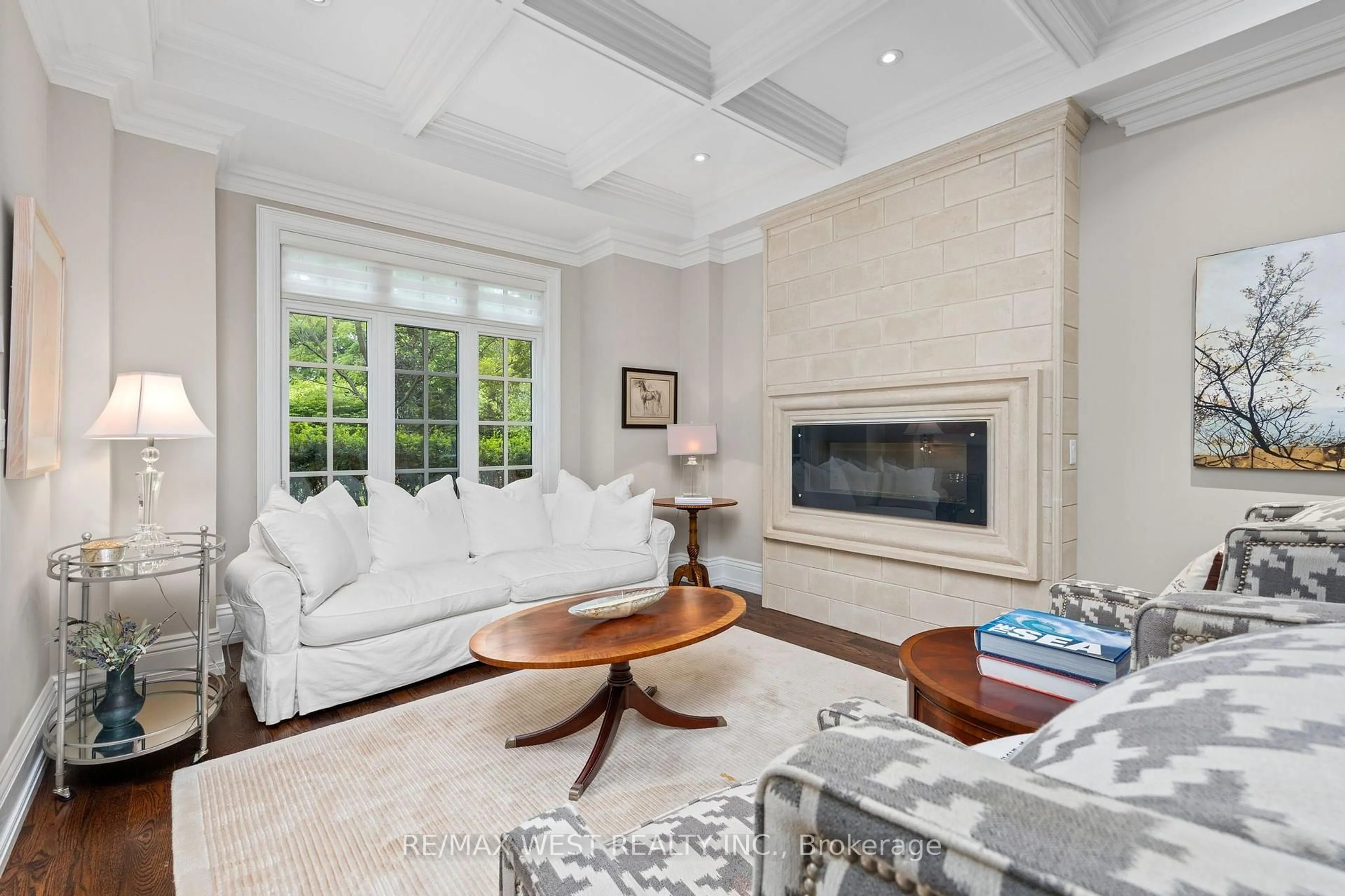 Living room with furniture, ceramic/tile floor for 92 Pinetree Way, Mississauga Ontario L5G 2R1