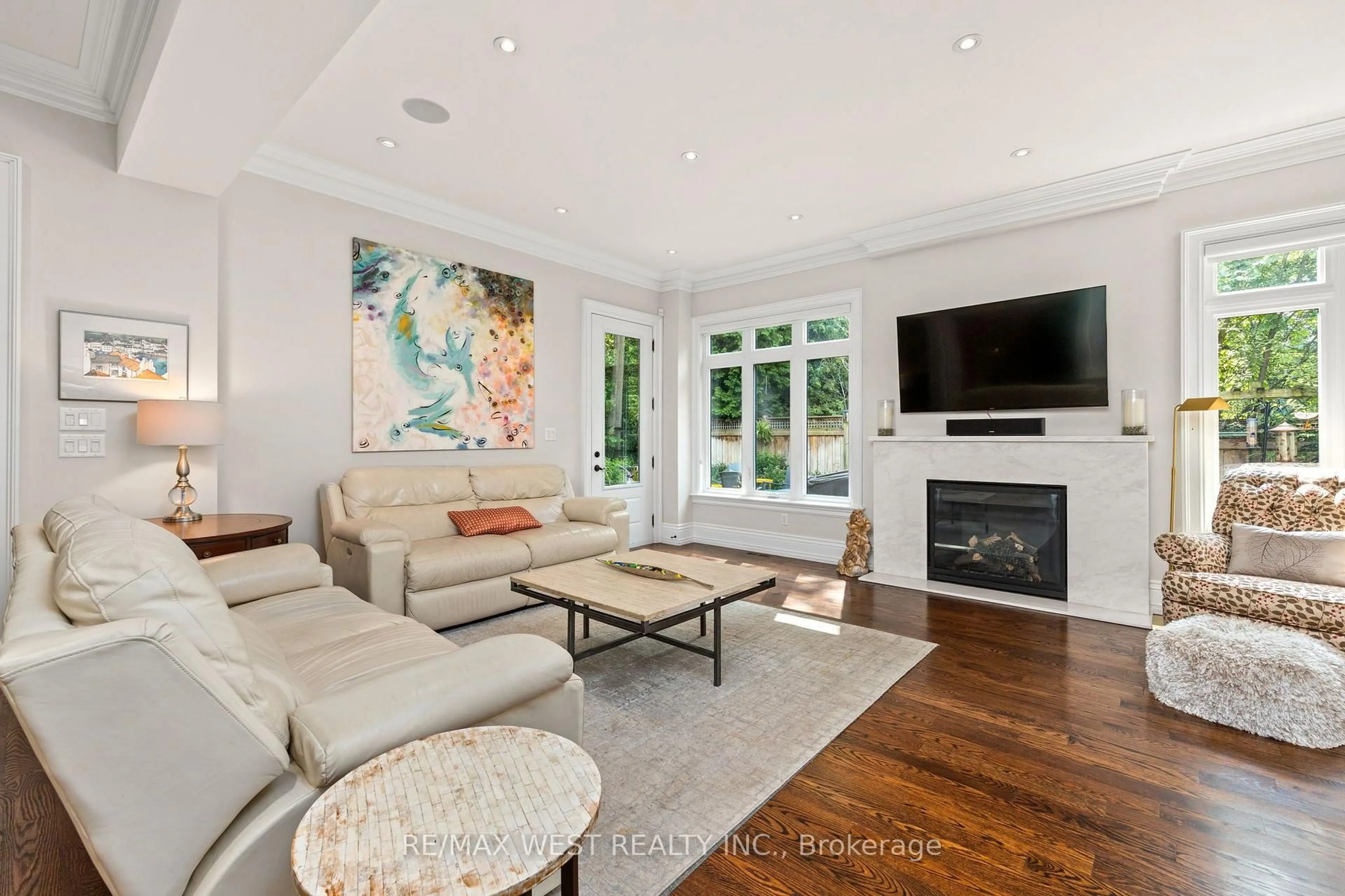 Living room with furniture, unknown for 92 Pinetree Way, Mississauga Ontario L5G 2R1