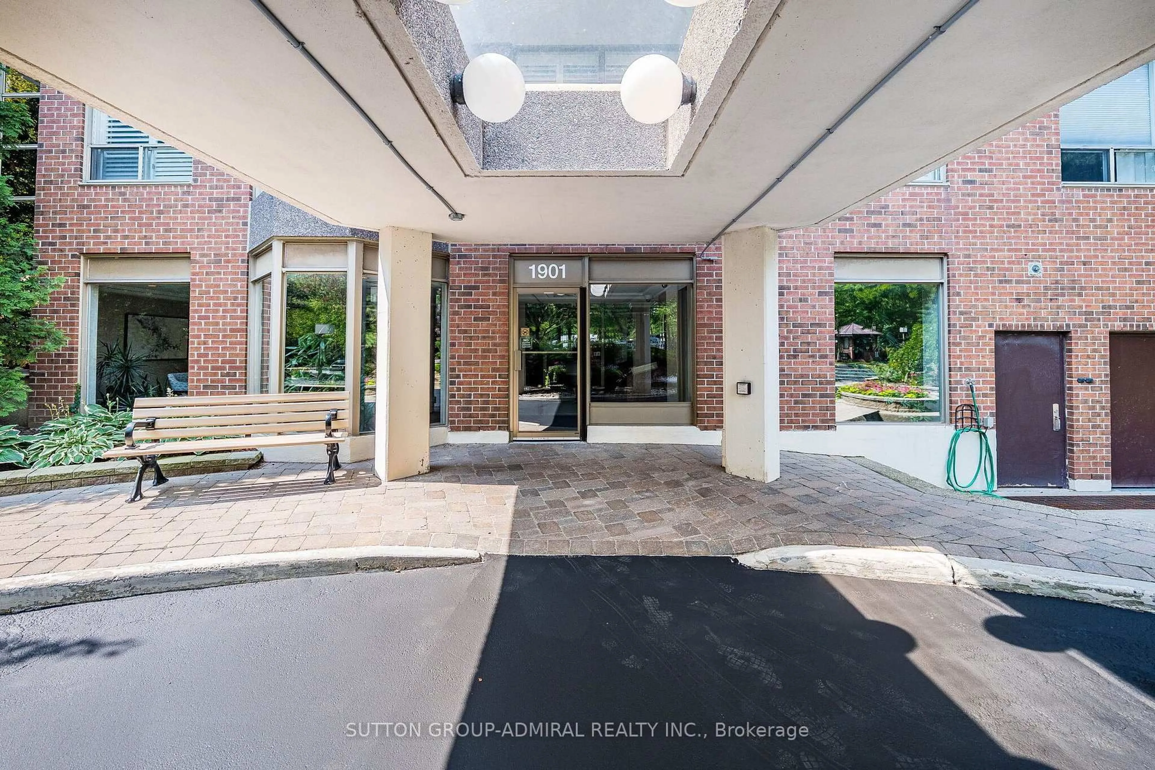 Indoor foyer for 1901 Pilgrims Way #604, Oakville Ontario L6M 2W9