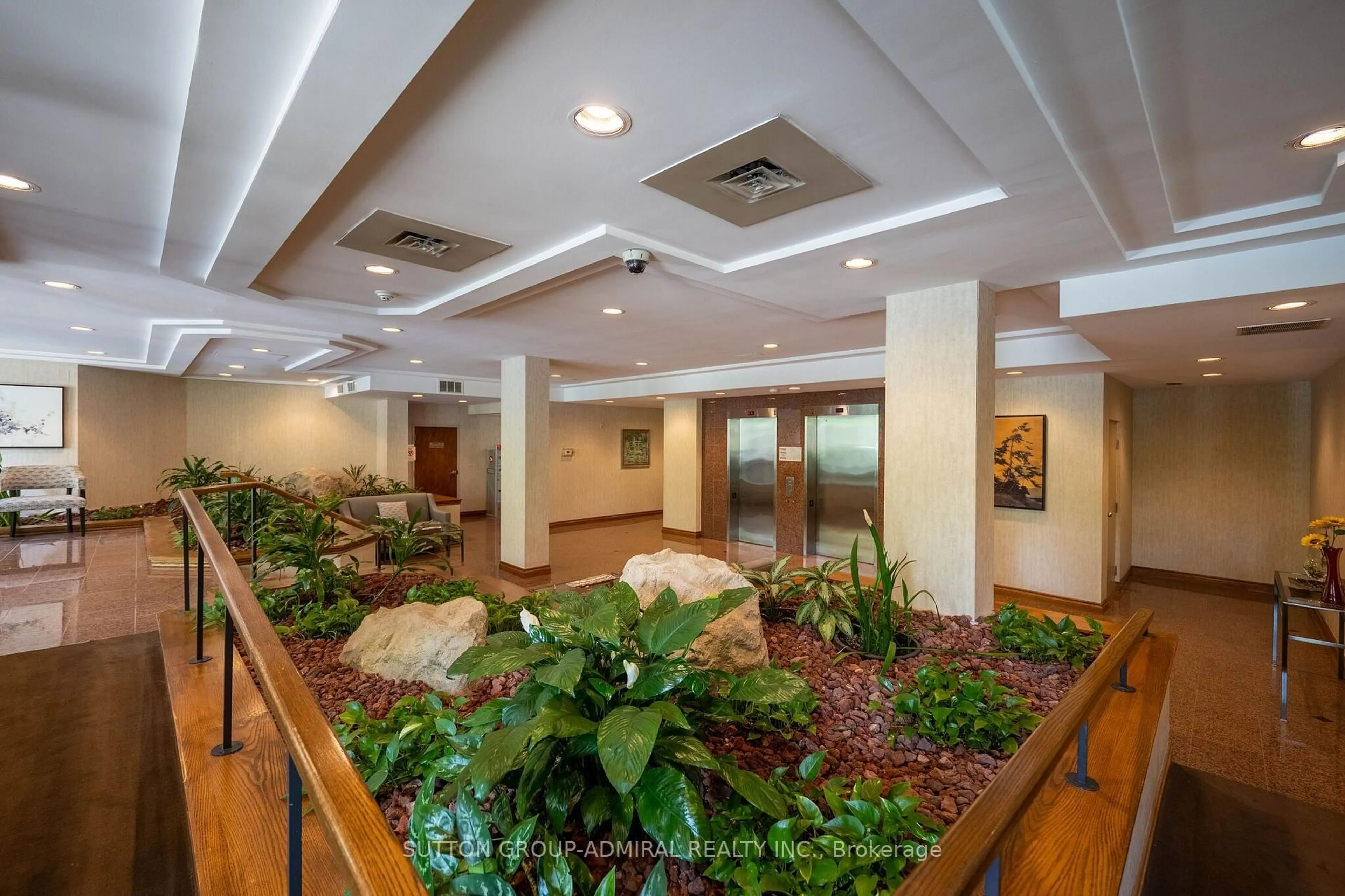 Indoor foyer for 1901 Pilgrims Way #604, Oakville Ontario L6M 2W9