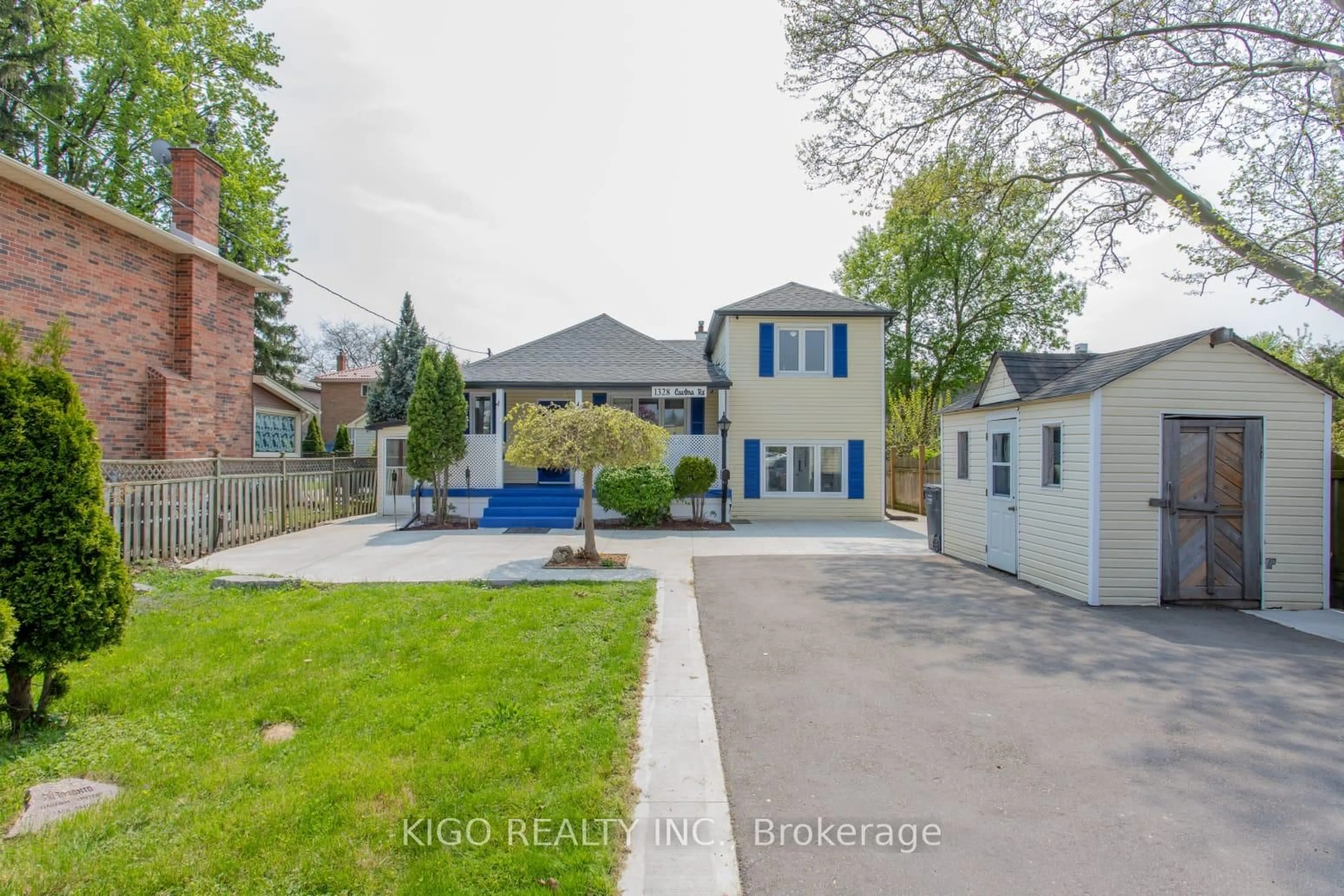 A pic from outside/outdoor area/front of a property/back of a property/a pic from drone, street for 1328 Cawthra Rd, Mississauga Ontario L5G 4K9