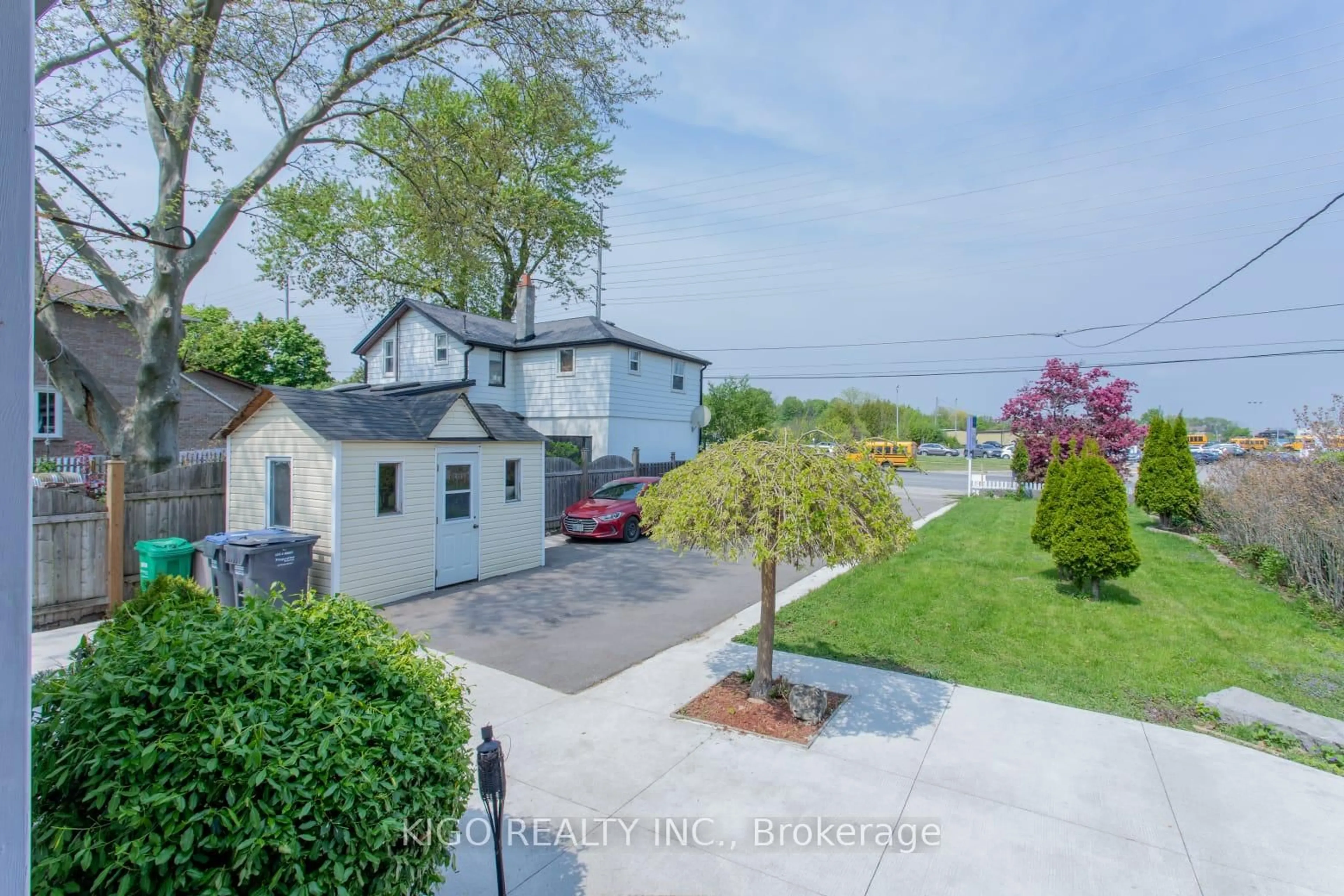 A pic from outside/outdoor area/front of a property/back of a property/a pic from drone, water/lake/river/ocean view for 1328 Cawthra Rd, Mississauga Ontario L5G 4K9