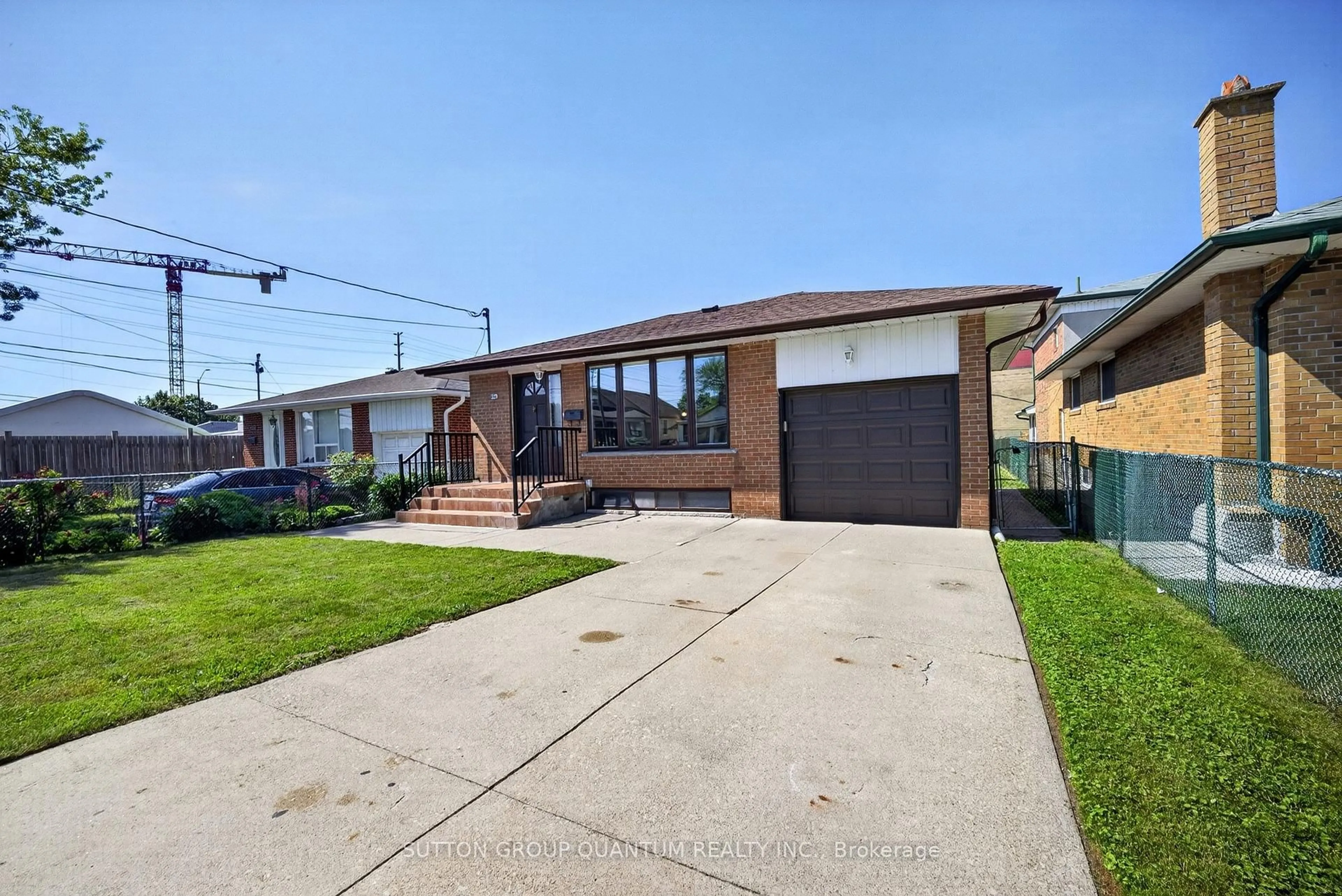 A pic from outside/outdoor area/front of a property/back of a property/a pic from drone, street for 1016 East Ave, Mississauga Ontario L5E 1W8