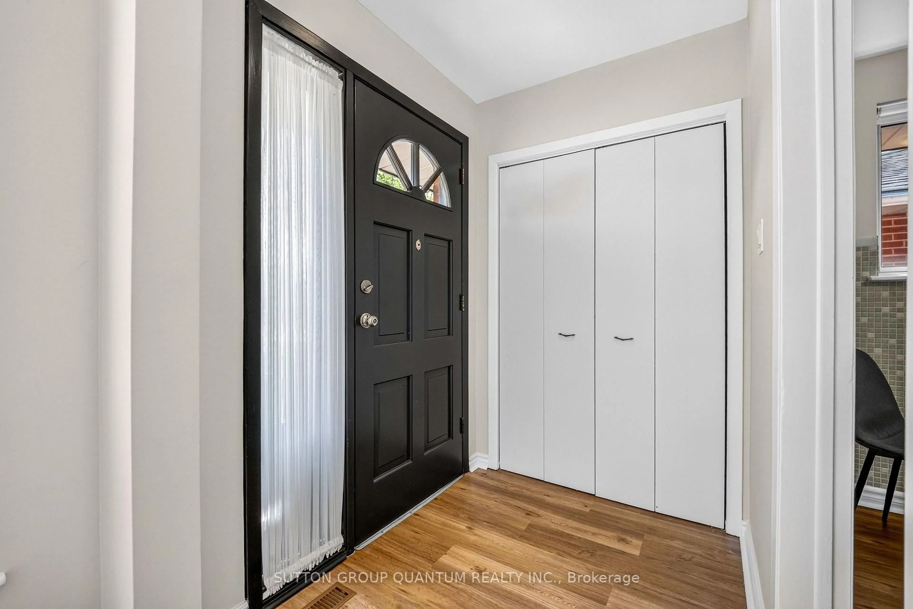 Indoor entryway for 1016 East Ave, Mississauga Ontario L5E 1W8