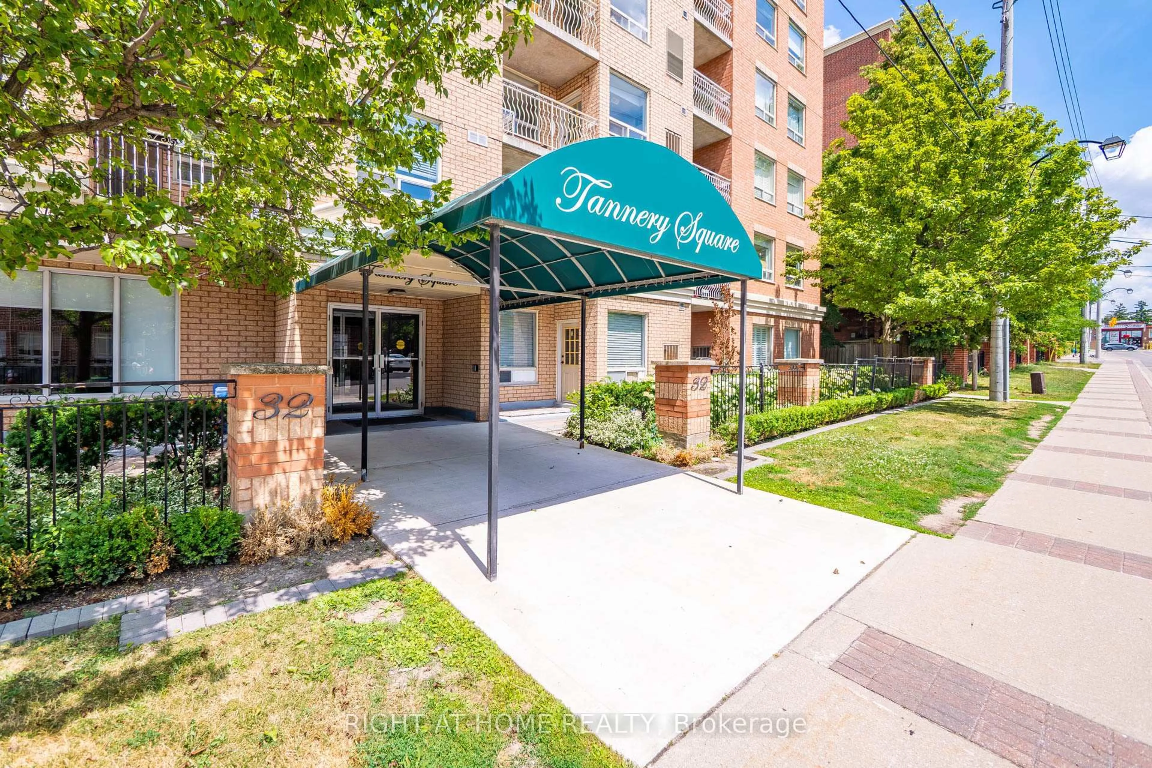 Indoor foyer for 32 Tannery St #607, Mississauga Ontario L5M 6T6