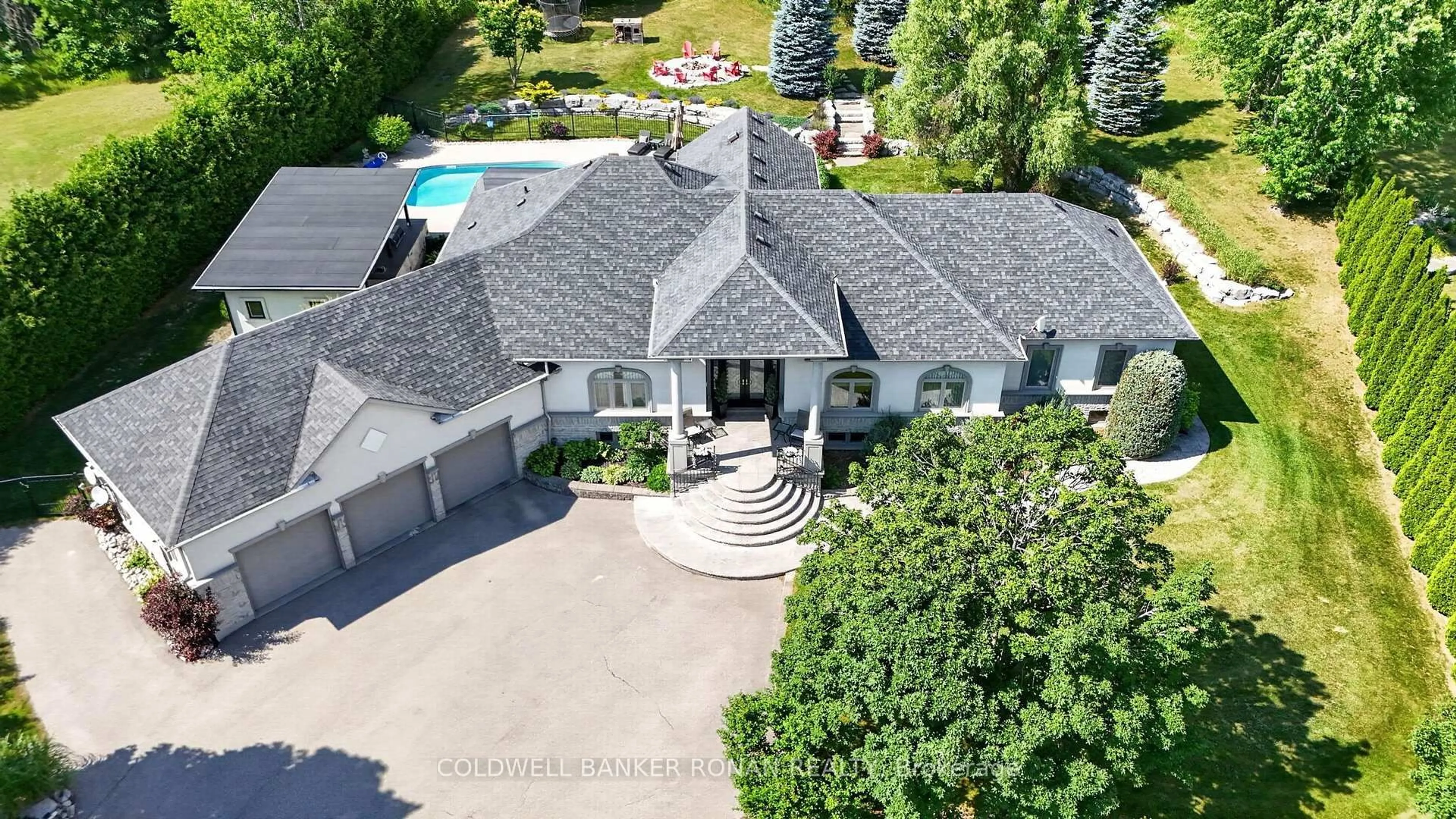 A pic from outside/outdoor area/front of a property/back of a property/a pic from drone, unknown for 9 Moraine Pl, Caledon Ontario L7E 0E5