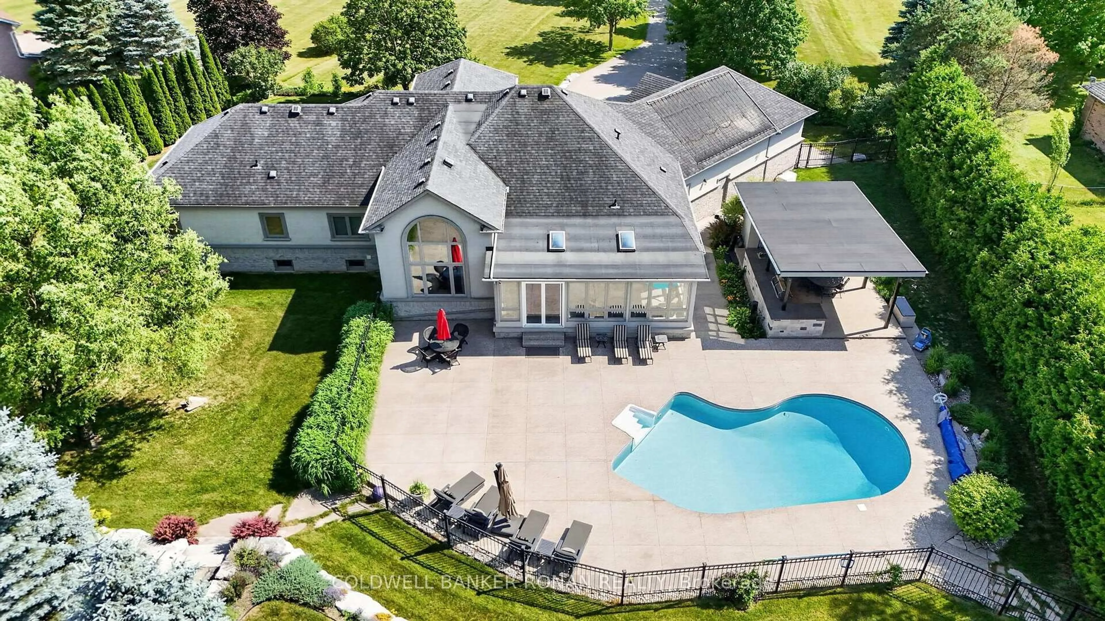 A pic from outside/outdoor area/front of a property/back of a property/a pic from drone, unknown for 9 Moraine Pl, Caledon Ontario L7E 0E5