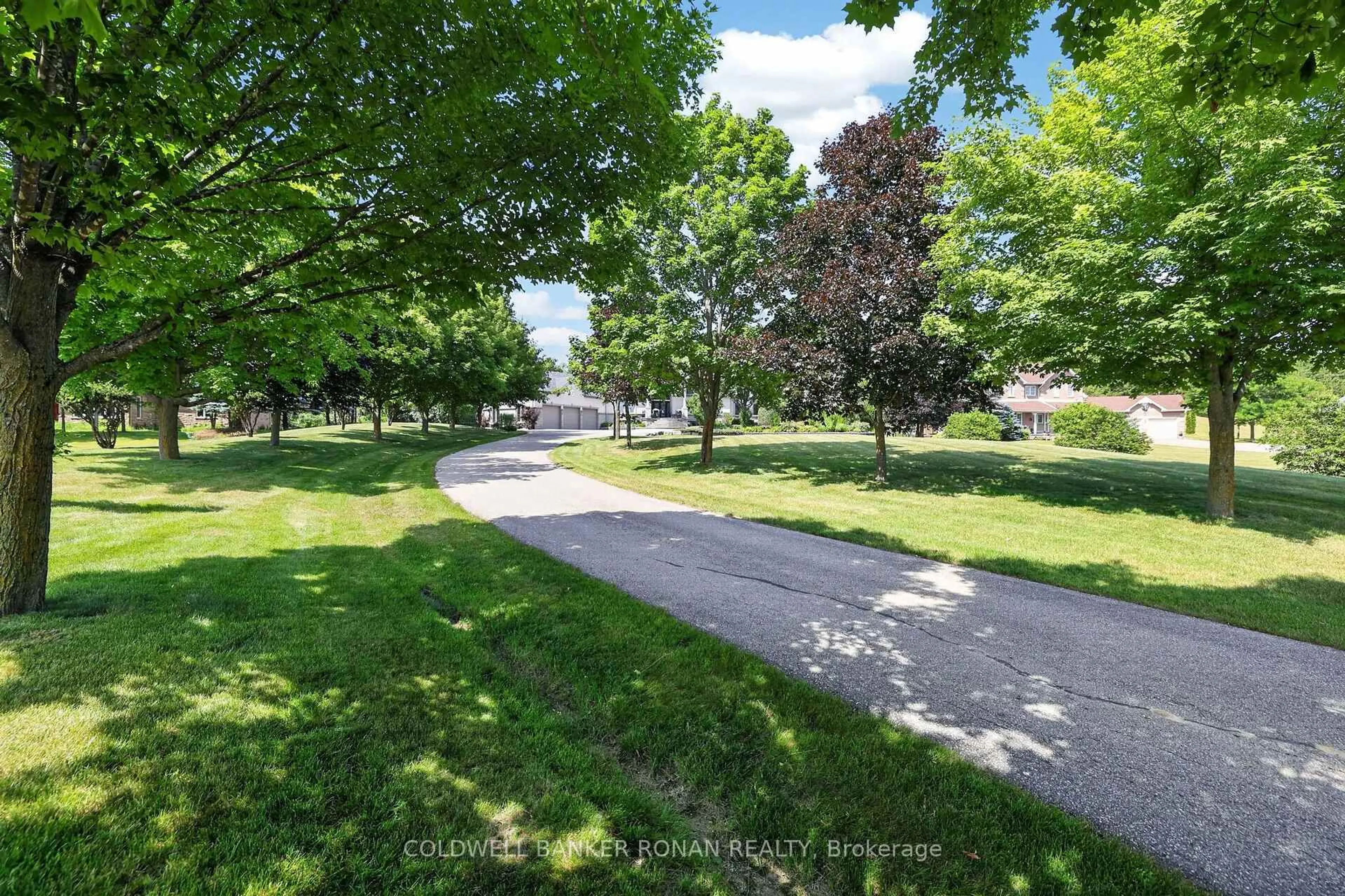 A pic from outside/outdoor area/front of a property/back of a property/a pic from drone, street for 9 Moraine Pl, Caledon Ontario L7E 0E5