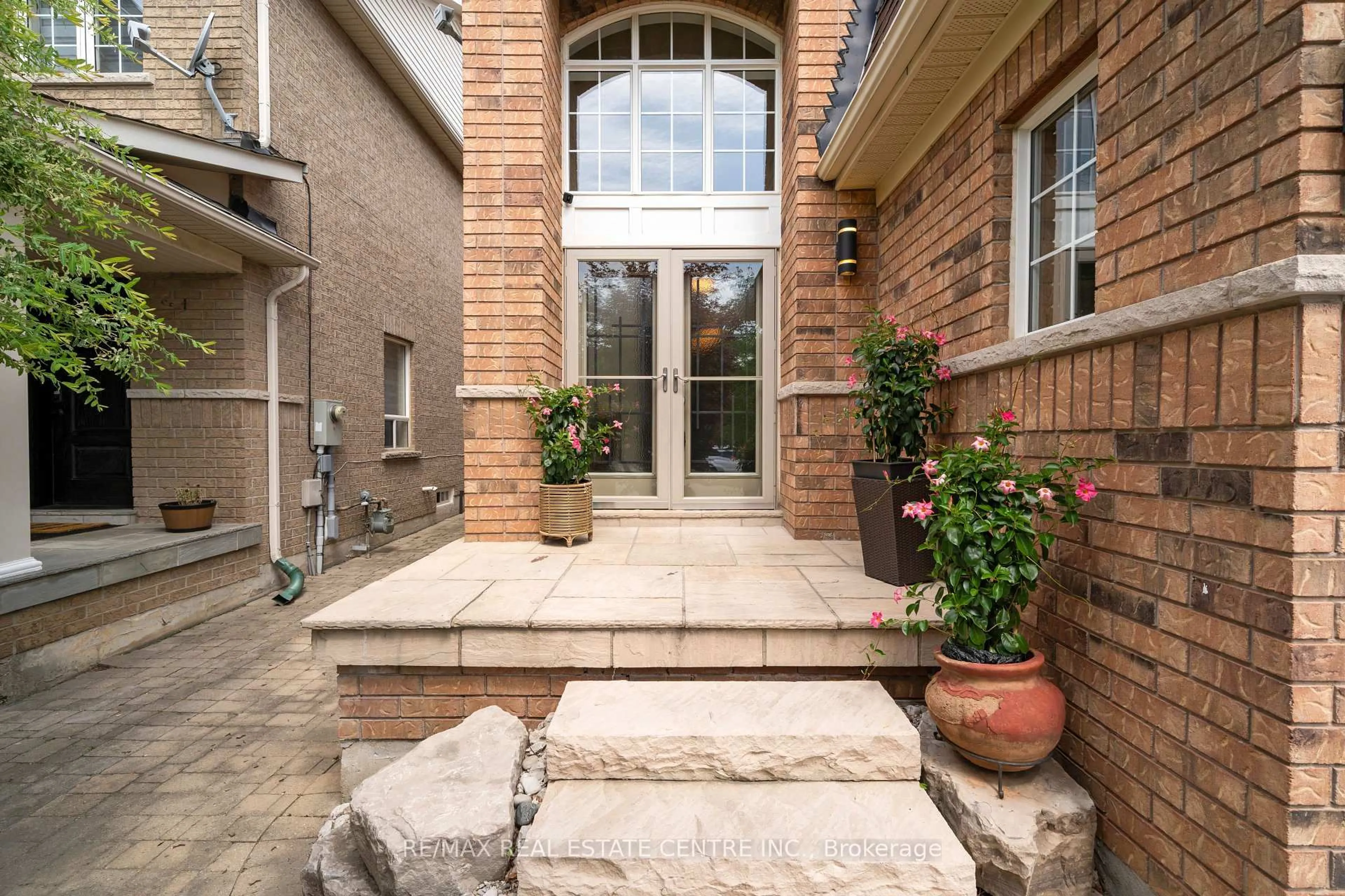 Patio, street for 27 Milfoil St, Halton Hills Ontario L7G 6M5