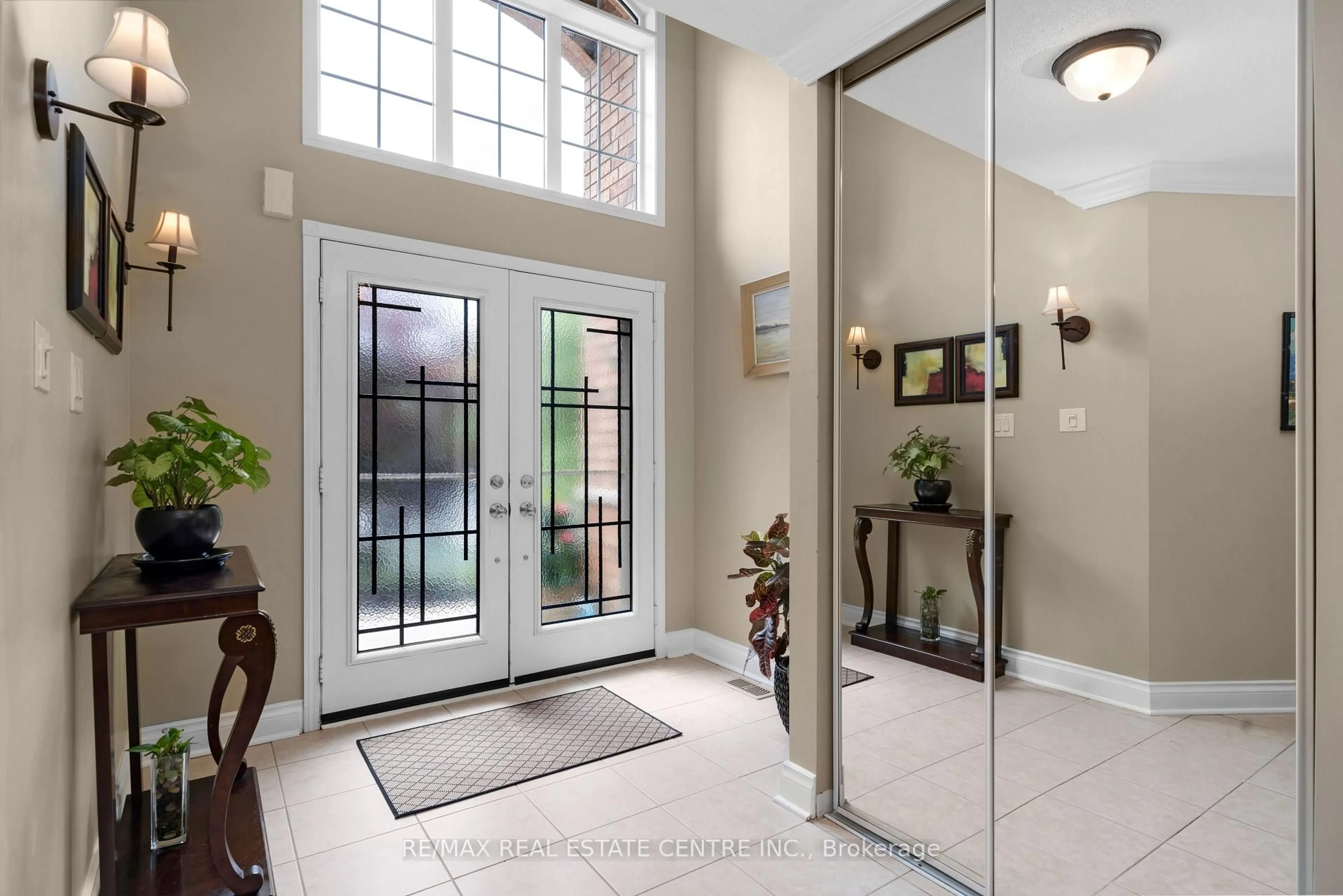 Indoor entryway for 27 Milfoil St, Halton Hills Ontario L7G 6M5