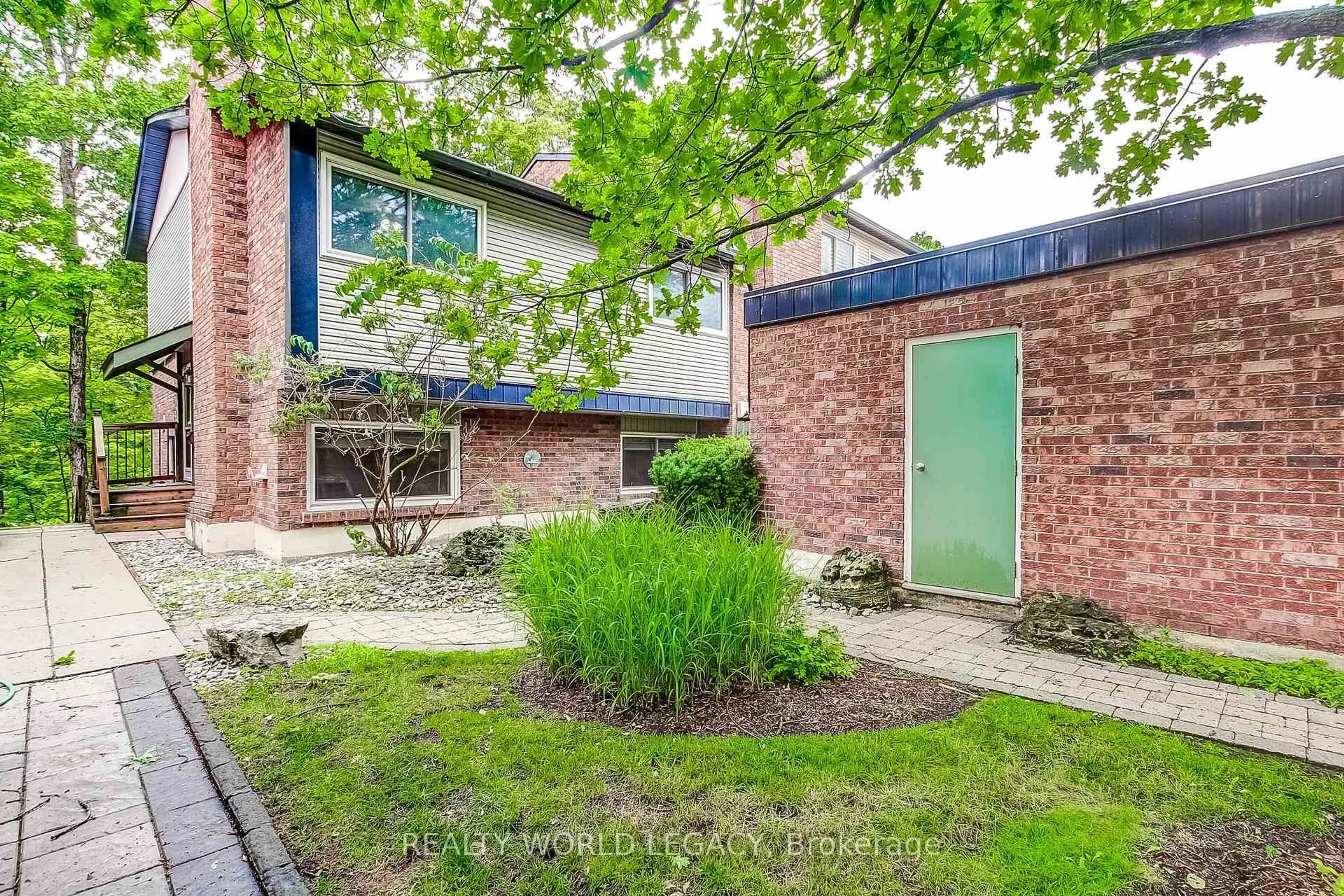 Home with brick exterior material, street for 1580 Kerns Rd #1, Burlington Ontario L7P 3A7
