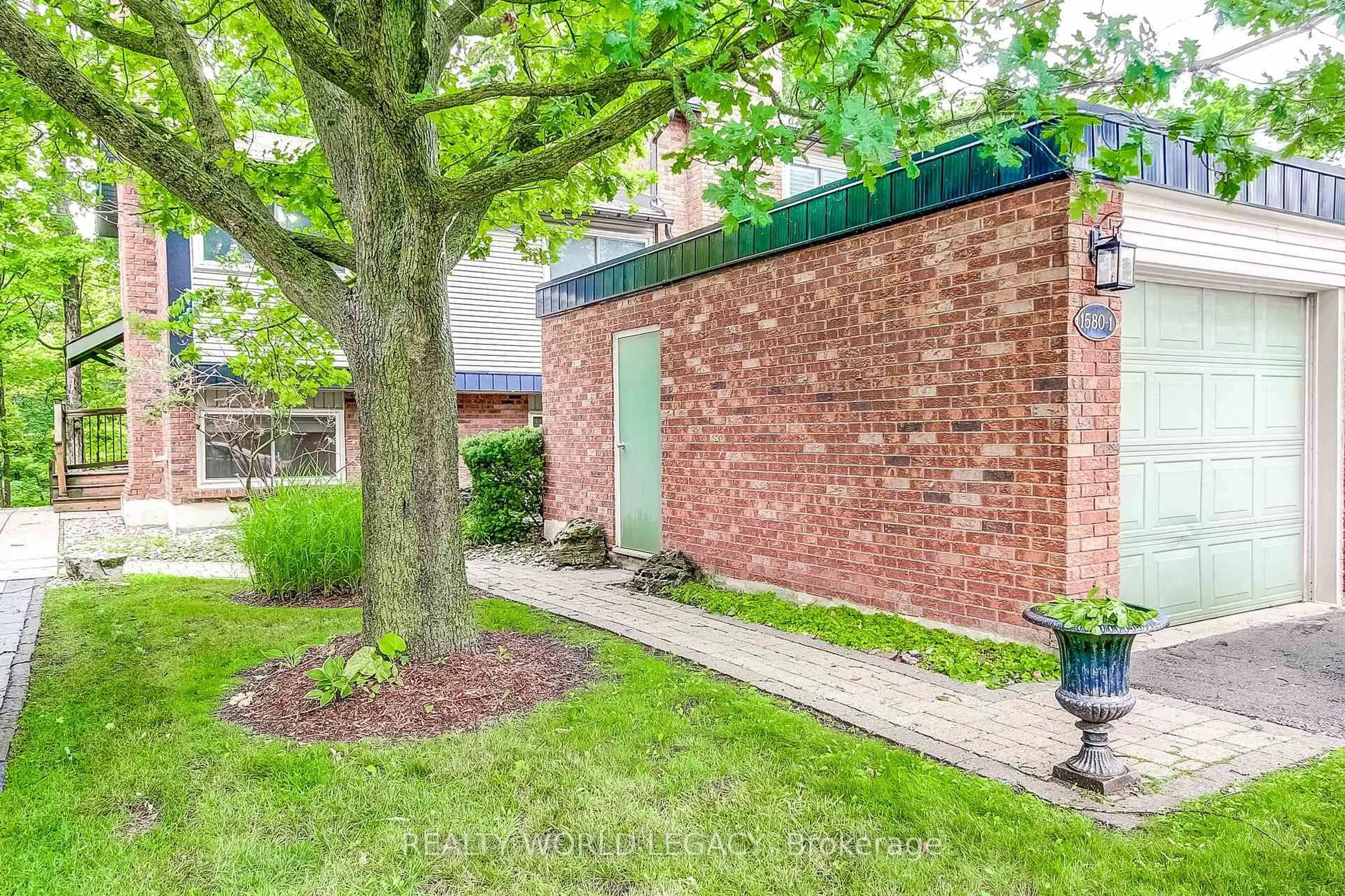 Home with brick exterior material, street for 1580 Kerns Rd #1, Burlington Ontario L7P 3A7