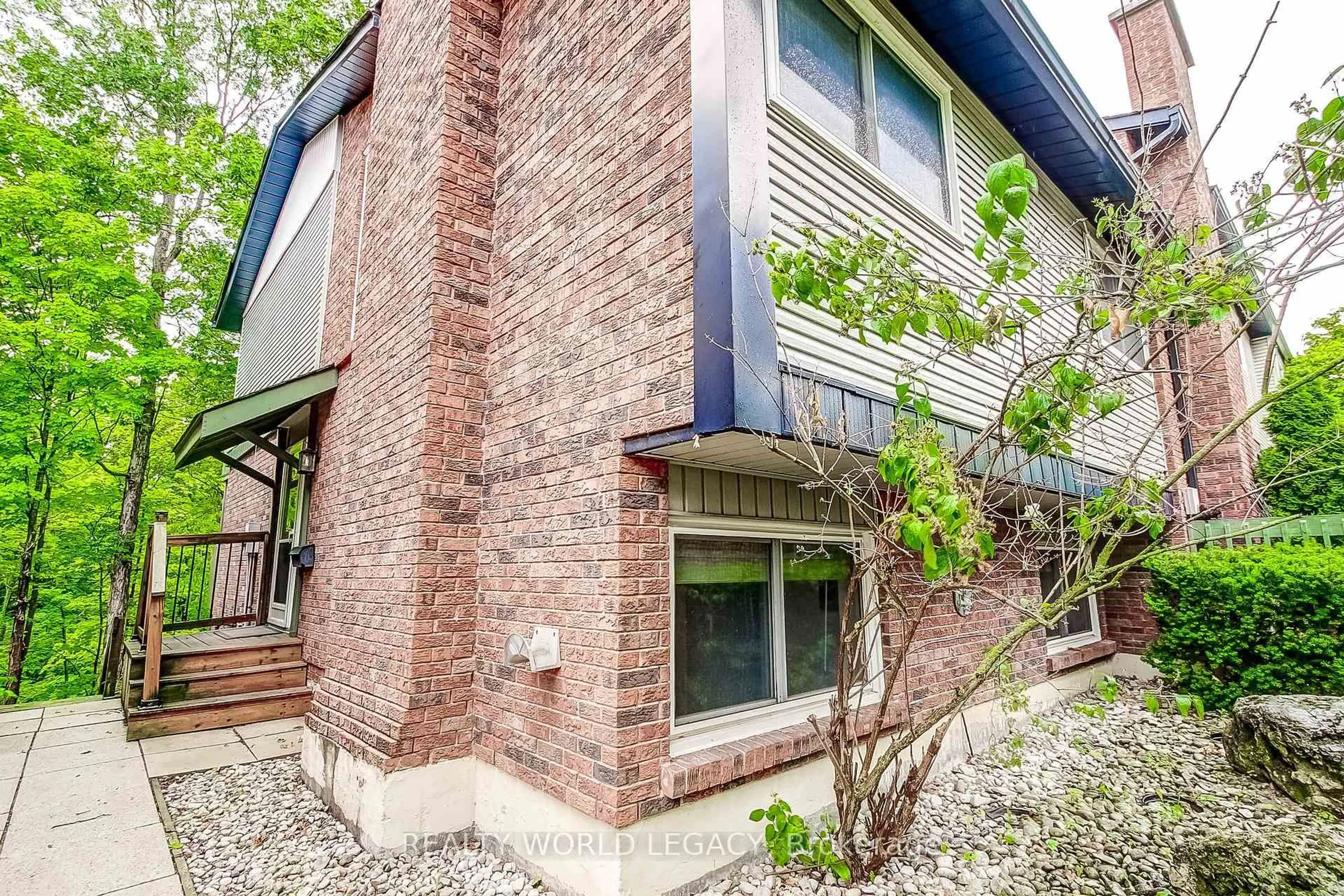 Home with brick exterior material, unknown for 1580 Kerns Rd #1, Burlington Ontario L7P 3A7
